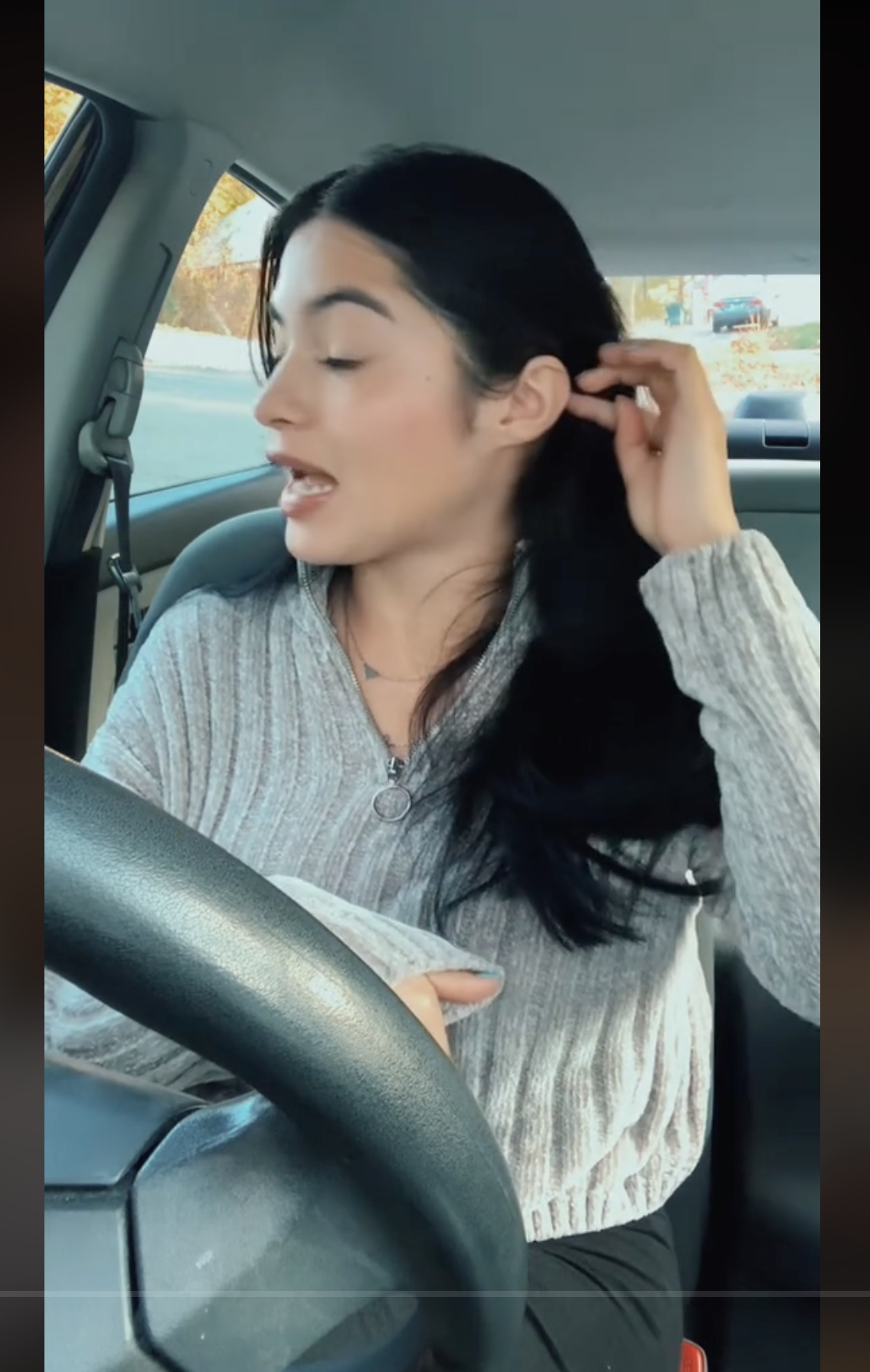 TikToker @yourstruly_lv showing her earlobes in a video dated November 11, 2023 | Source: Source: TikTok/yourstruly_lv