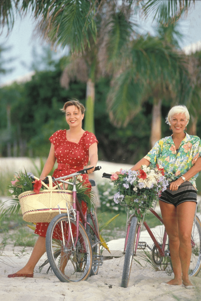 Portrait de Pauline et Bernadette Lafont en avril 1988, Bahamas. | Photo : Getty Images