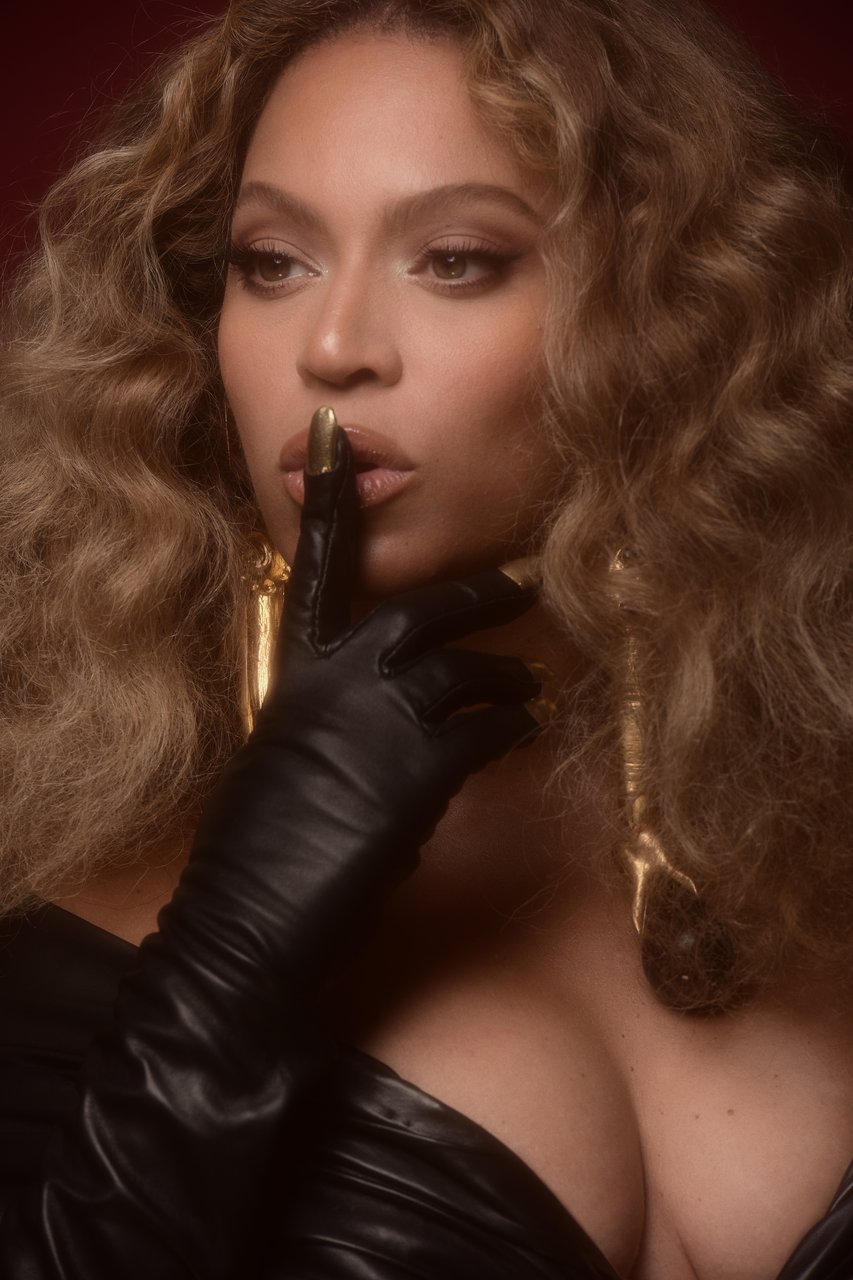 Beyoncé in custom Schiaparelli Haute Couture | Photo courtesy of Schiaparelli Haute Couture