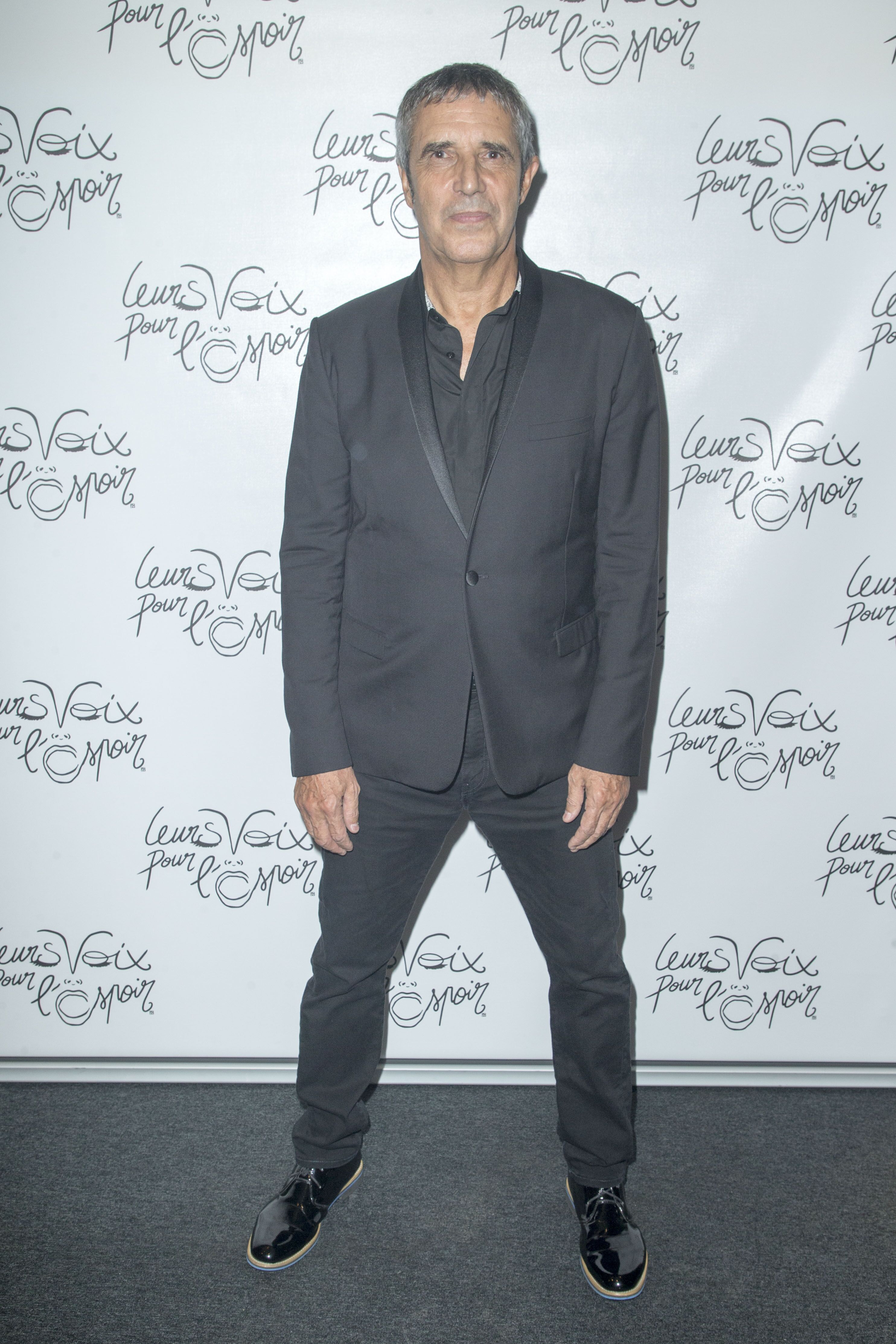 Julien Clerc est présent "Leurs Voix Pour L'Espoir 2017" à l'Olympia à Paris, France. | Photo : Getty Images