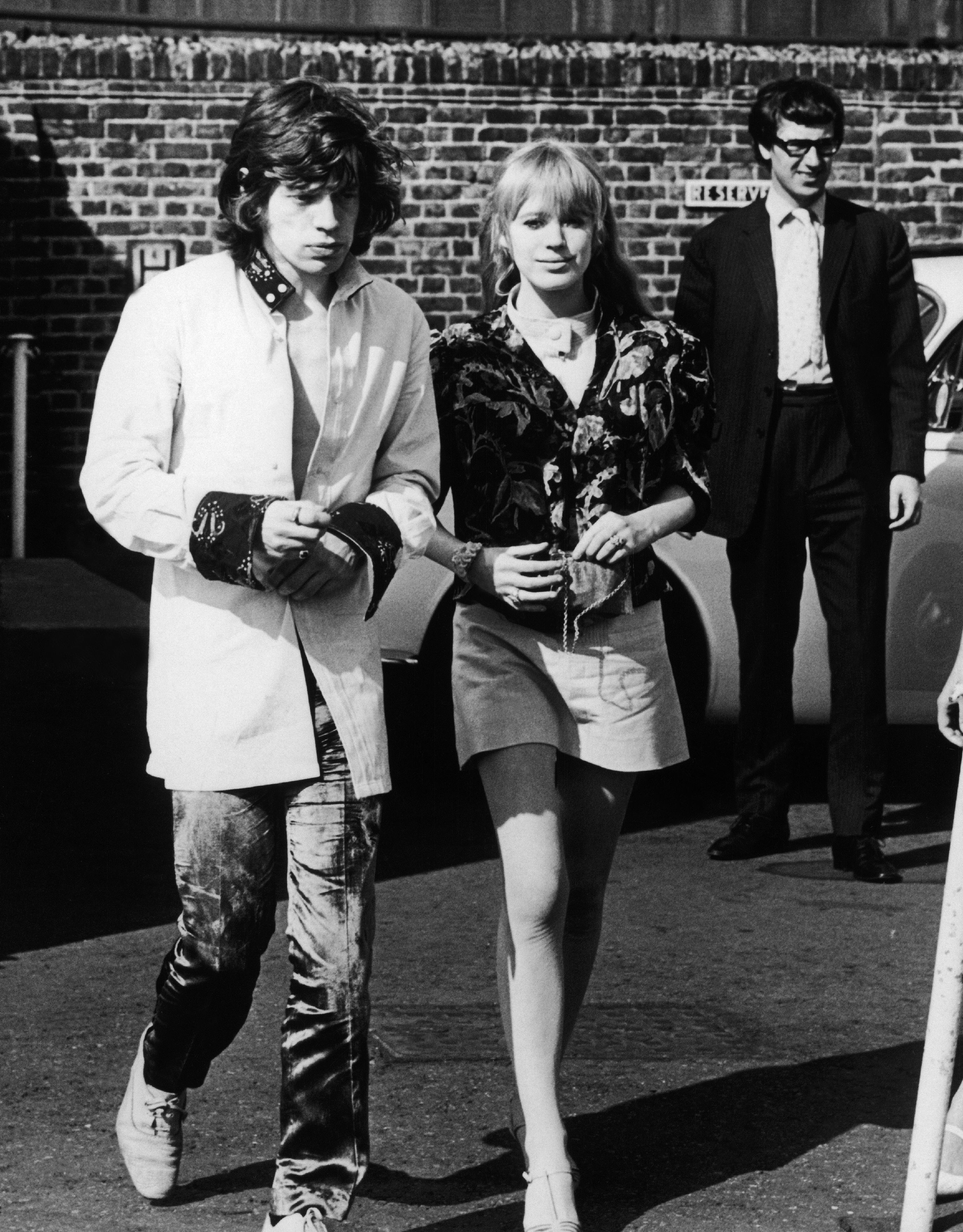 Mick Jagger and Marianne Faithfull at Battersea airport on July 31, 1967, in England. | Source: Getty Images