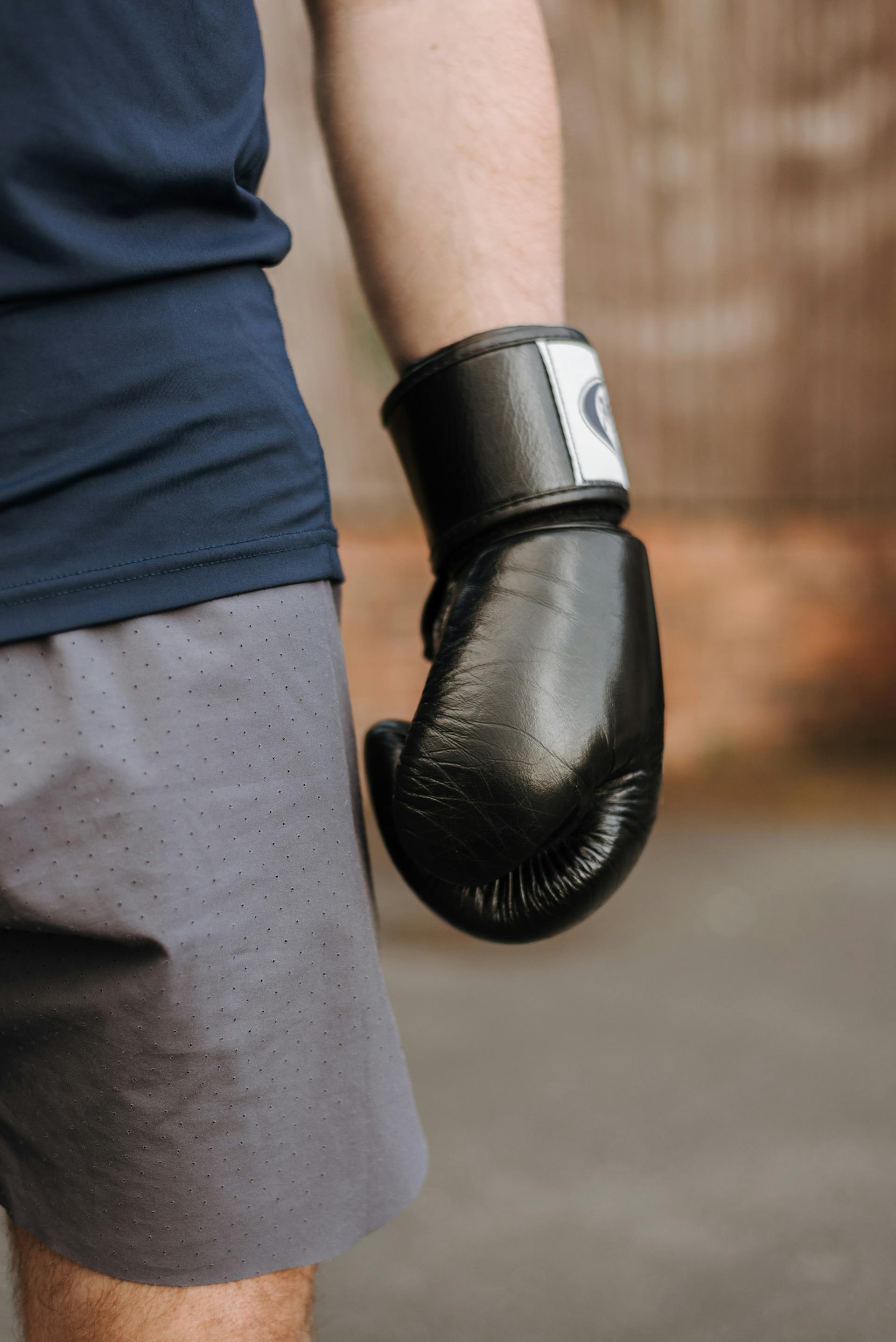 A man wearing a boxing glove | Source: Pexels