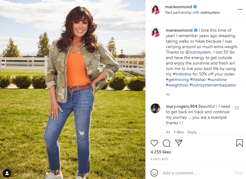 Marie Osmond posing in a pair of skinny jeans. | Photo: Instagram/marieosmond