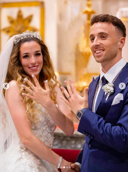 Rute Cardoso and Diogo Jota showing off their wedding bands. | Source: Instagram/rutecfcardoso14