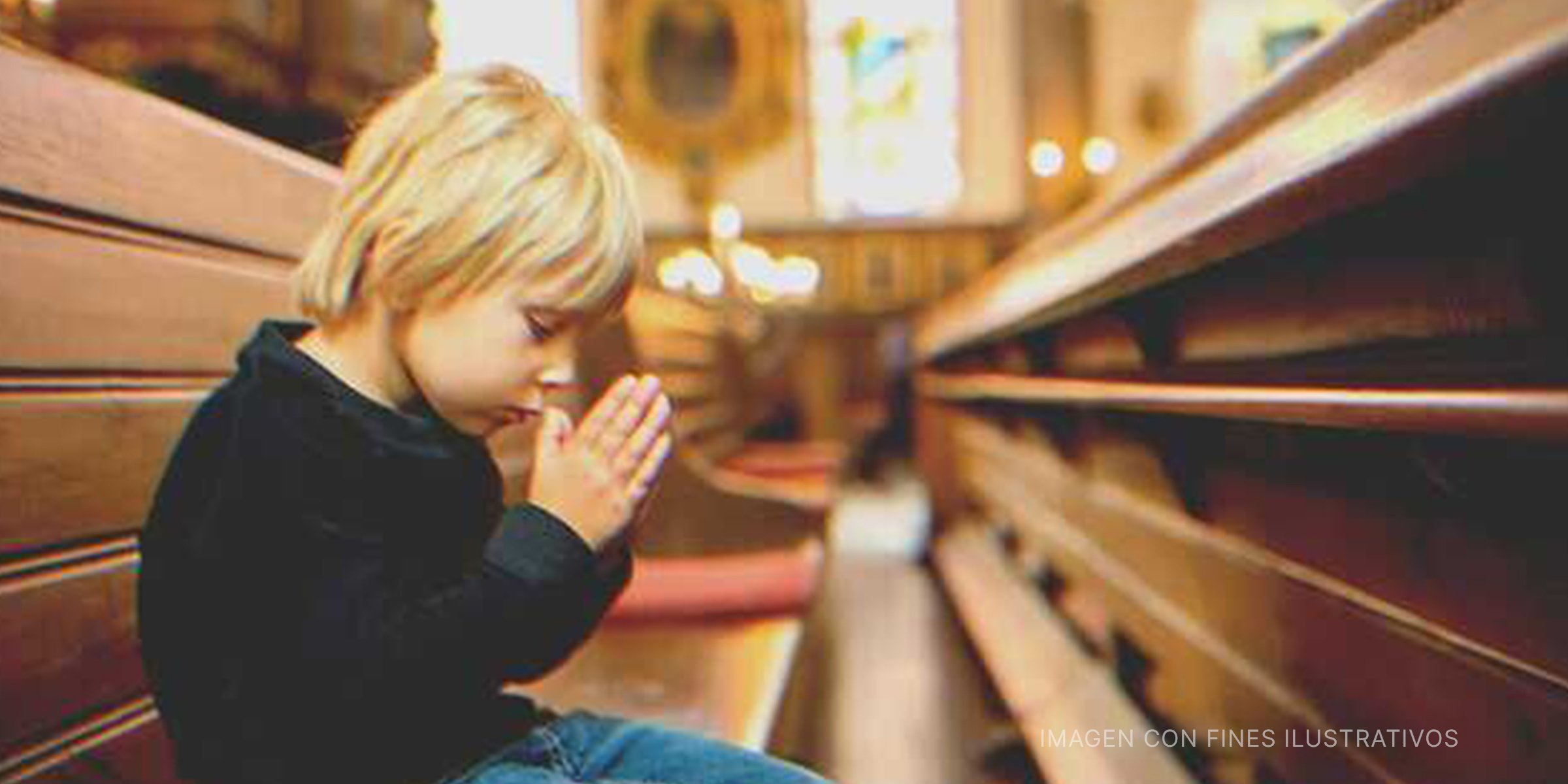 Niño rezando en una iglesia. | Foto: Shutterstock