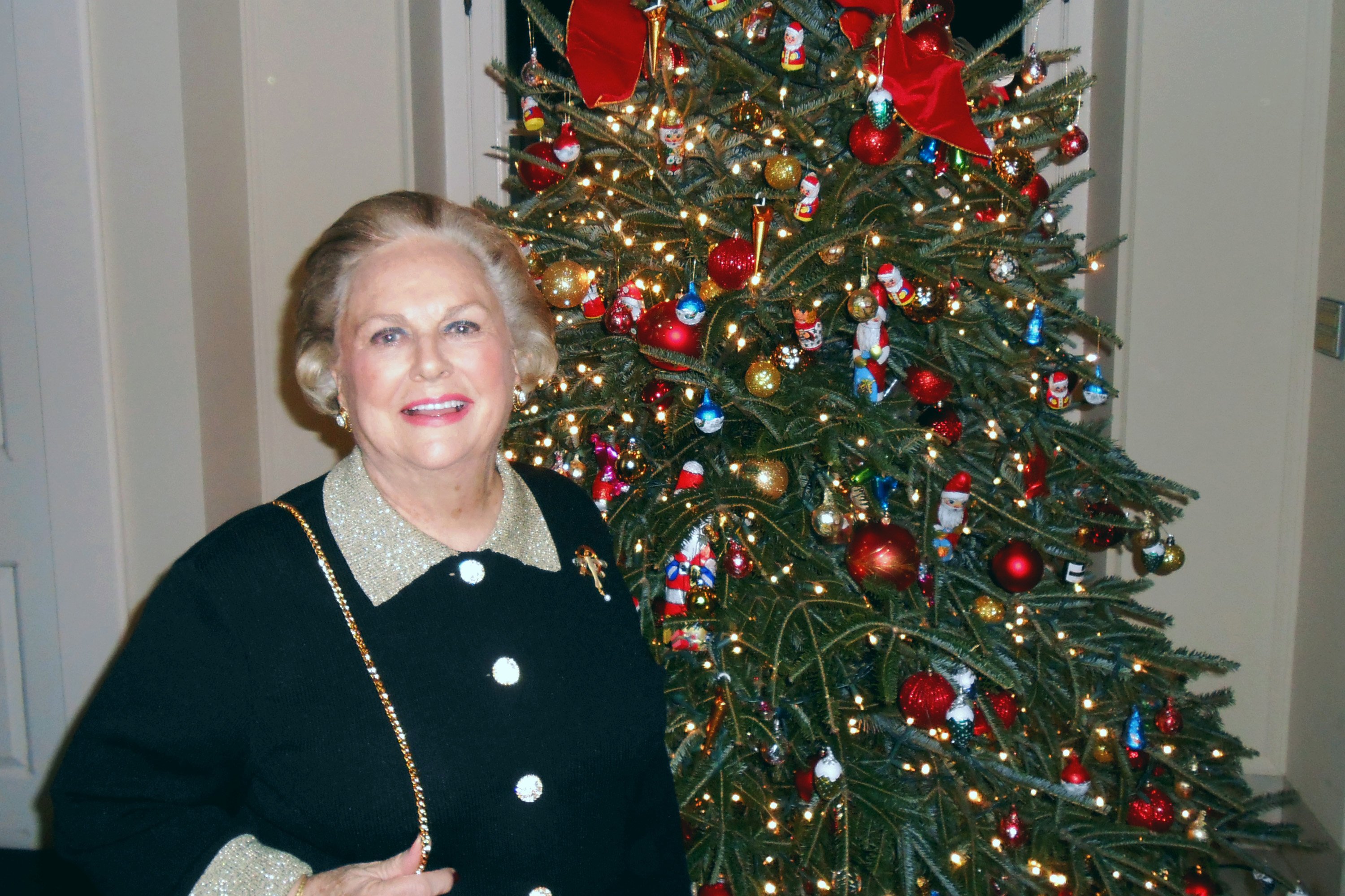 Jacqueline Badger Mars stands by the tree during a cast party held at British Ambassador Peter Westmacott's home in Washington, D.C. on Dec. 13, 2012 | Photo: GettyImages
