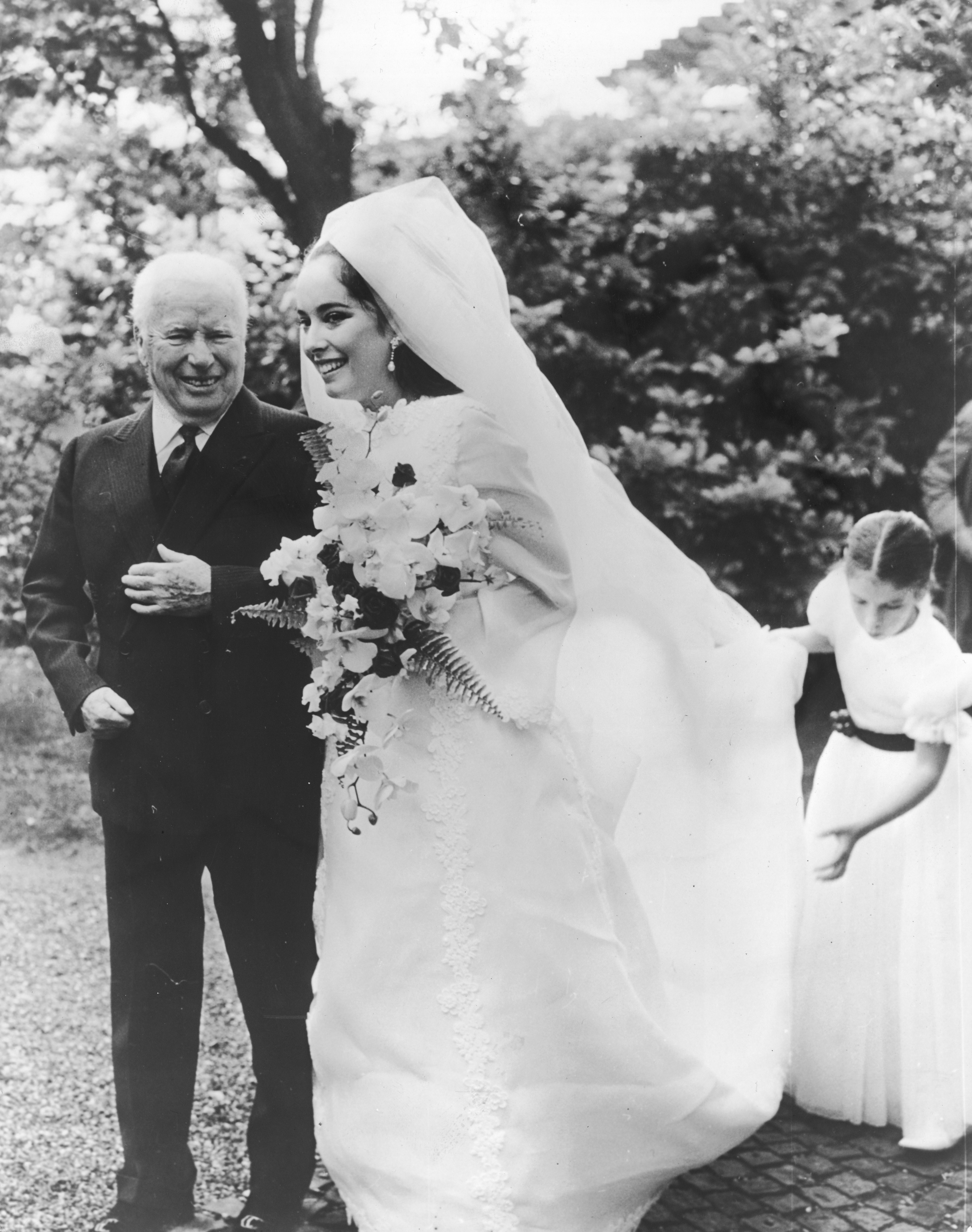 Der Komiker Charlie Chaplin mit seiner Tochter Josephine Chaplin während ihrer Hochzeit am 23. Juni 1969 in Lausanne, Schweiz | Quelle: Getty Images