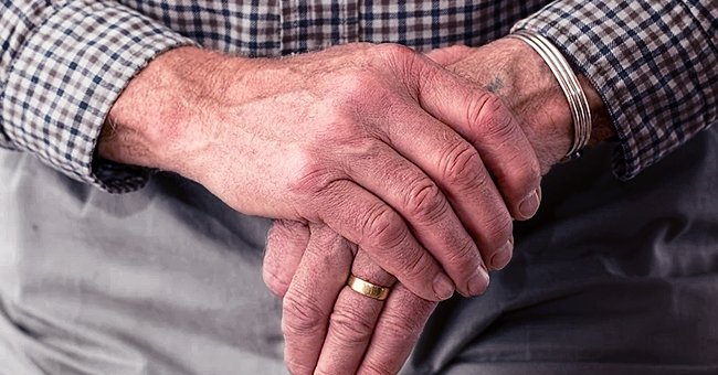 Manos de un abuelo sobre un bastón. | Foto: Pixabay