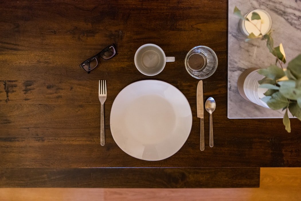 Un puesto servido para comer en la mesa. | Foto: Unsplash
