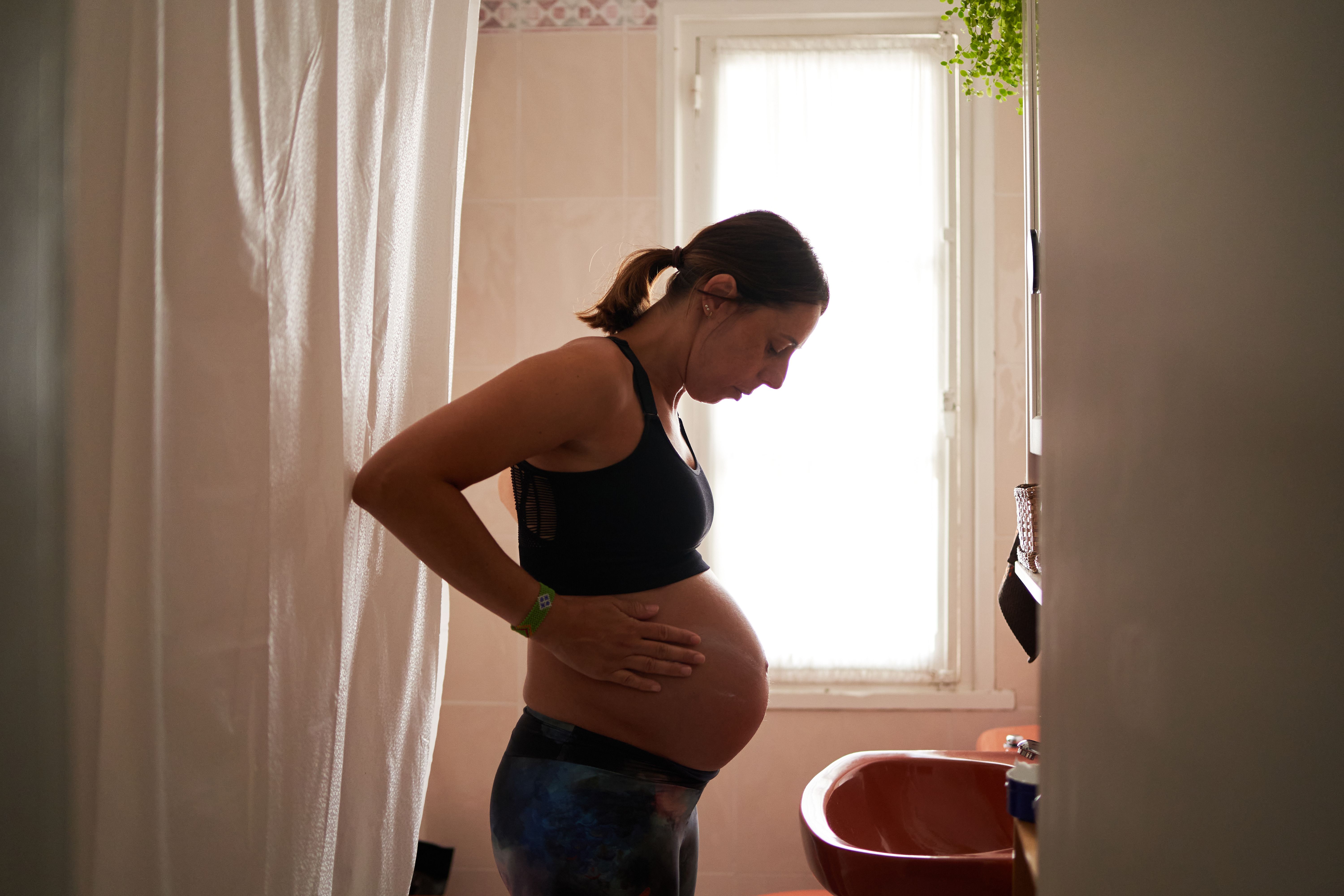 A pregnant woman in a bathroom. | Source: Getty Images