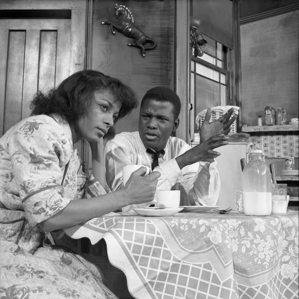 Die Schauspieler Frances Foster (1924 - 1997) und Sidney Poitier sitzen an einem Tisch in der Szene aus dem Stück 'A Raisin in the Sun', New York, New York, März 1959. (Foto von Gordon Parks / Die Sammlung von Lebensbildern) I Quelle: Getty Images