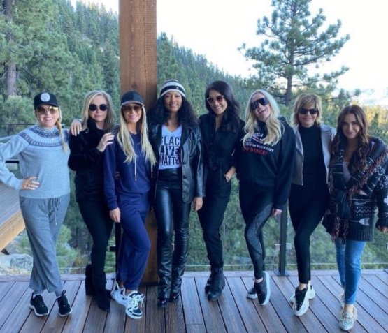 Lisa Rinna and cast of "Real Housewives of Beverly Hills" posing poolside in Tahoe. | Source: Twitter/lisarinna