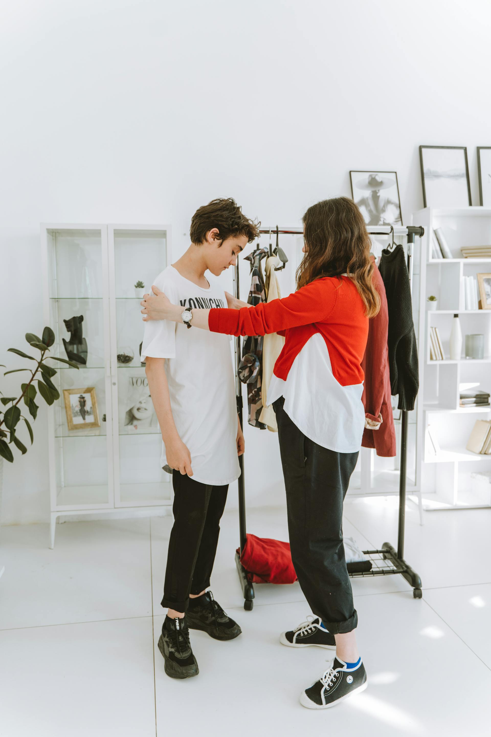 A woman speaking to a teen boy | Source: Pexels