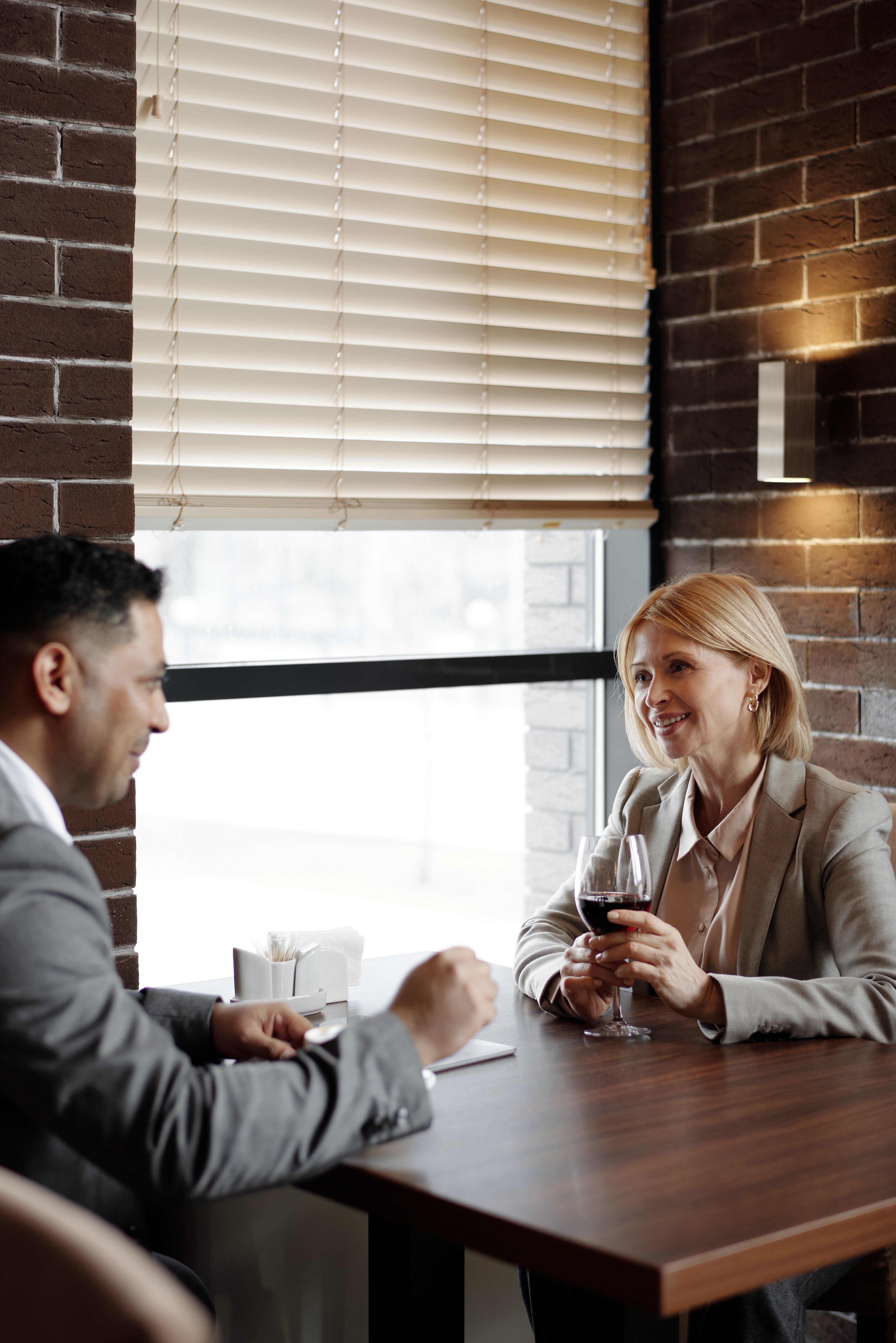 Linda went on a date with Jose in a cafe | Source: Pexels