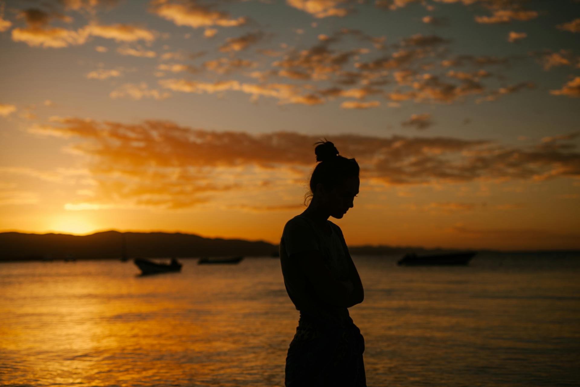 A woman lost in deep thought | Source: Pexels