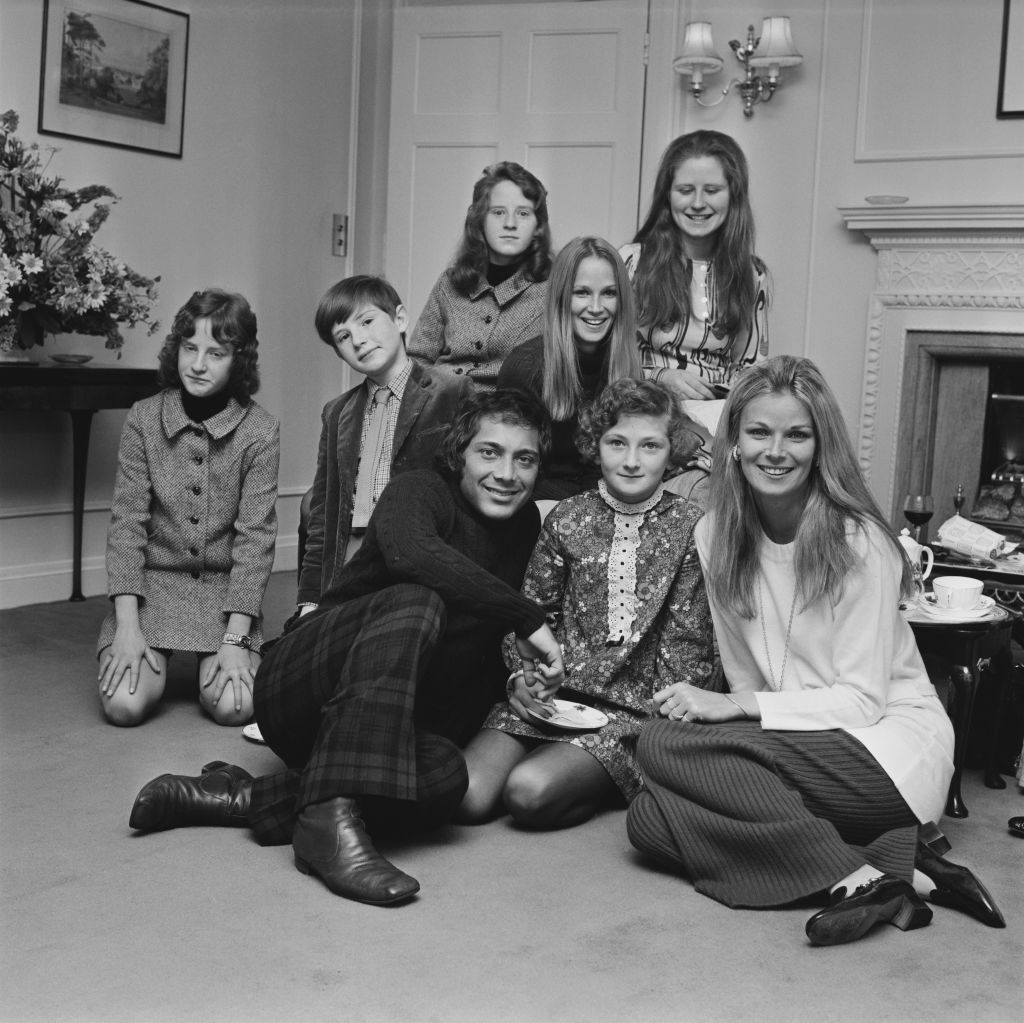 Paul Anka with his wife Anne De Zogheb and relatives in London, the United Kingdom on January 11, 1971 | Photo: Dove/Daily Express/Getty Images