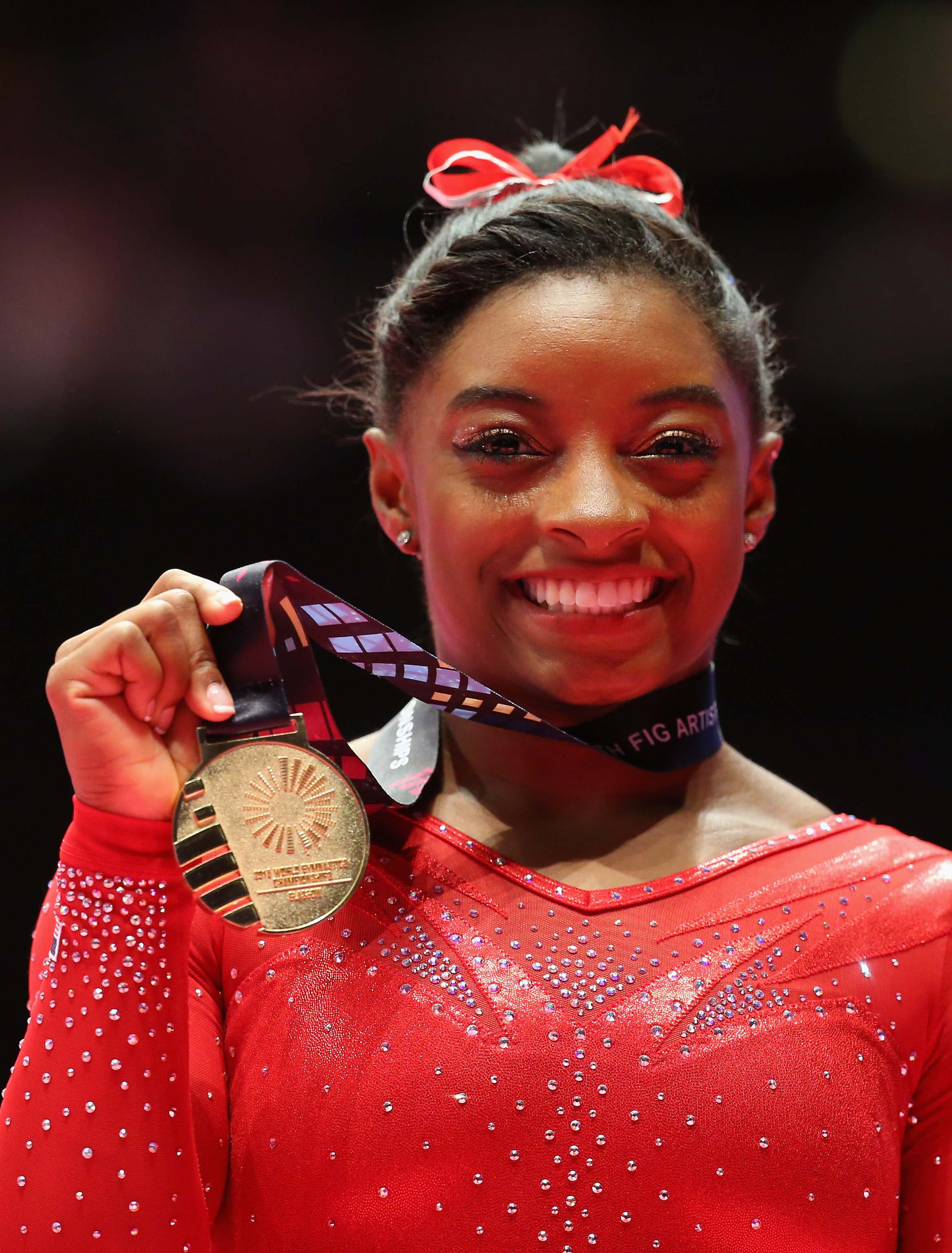 Simone Biles poses with her gold medal after winning the All-Around Final at the World Artistic Gymnastics Championships on October 29, 2015, in Glasgow, Scotland | Source: Getty Images