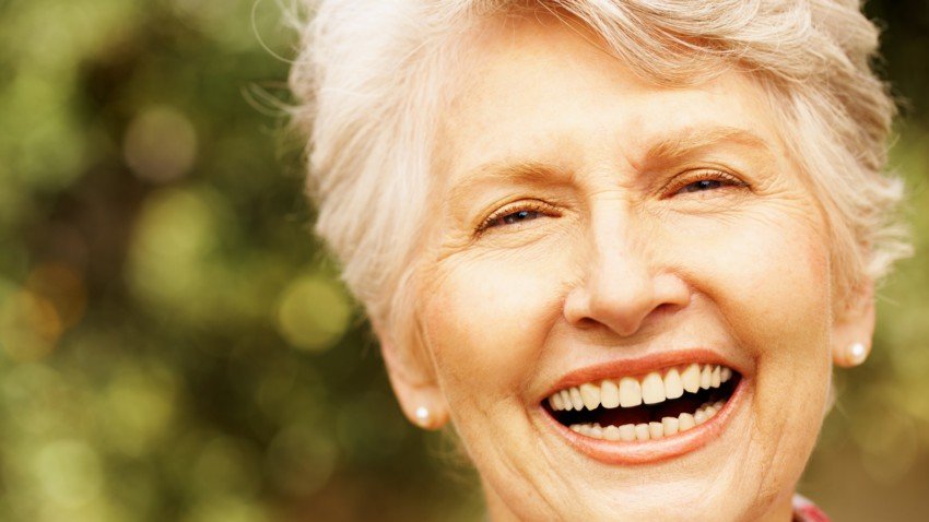 Une femme âgée avec un beau sourire et de belles dents blanches | Photo : Pixabay. Une femme âgée avec un beau sourire et de belles dents blanches | Photo : Pixabay.