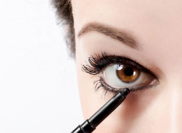 Une femme se met du crayon noir. l Source : Pixabay