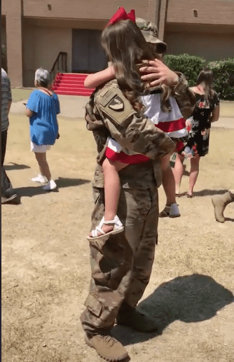 Jerri Dawn's daughter embracing her dad. | Source: TikTok/@texas_diamond