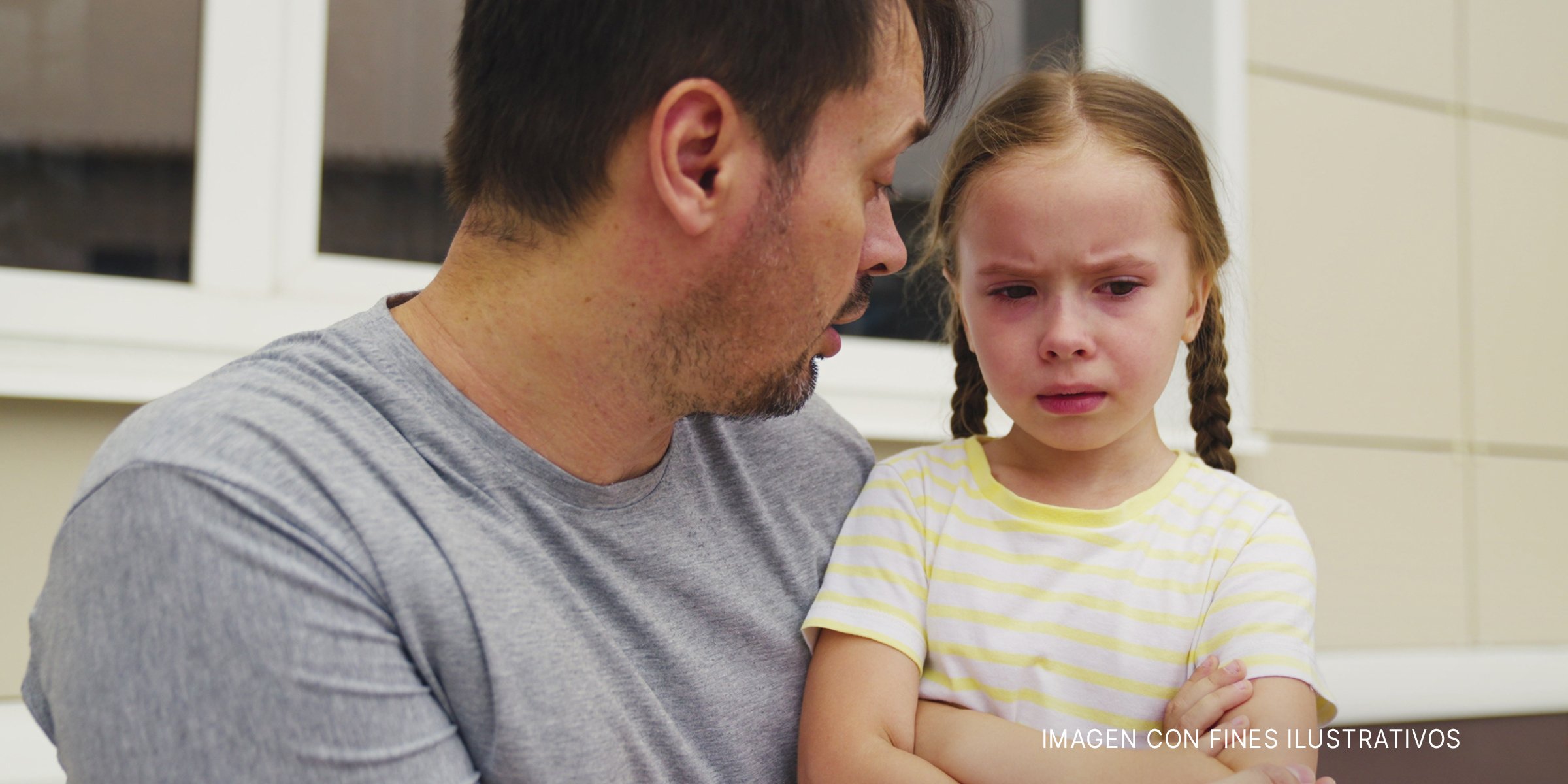 Niña disgustada hablando con su padre | Foto: Shutterstock