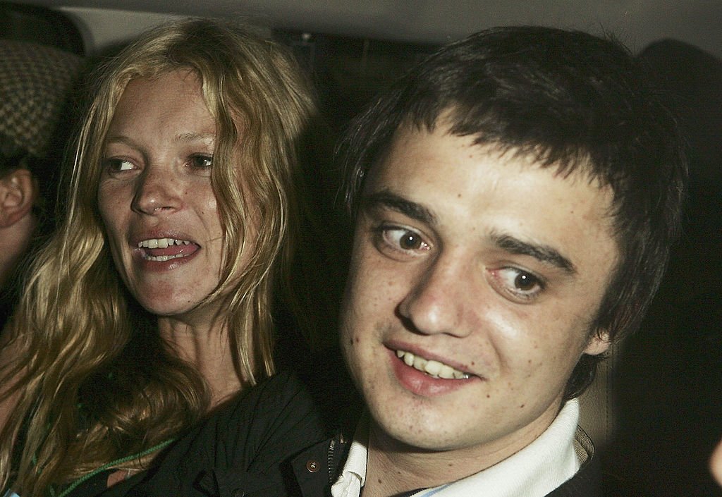 Pete Doherty und Kate Moss am ersten Tag des Glastonbury Music Festival 2005 auf der Worthy Farm, Pilton 2005 in Somerset, England. (Foto von MJ Kim) | Soruce: Getty Images