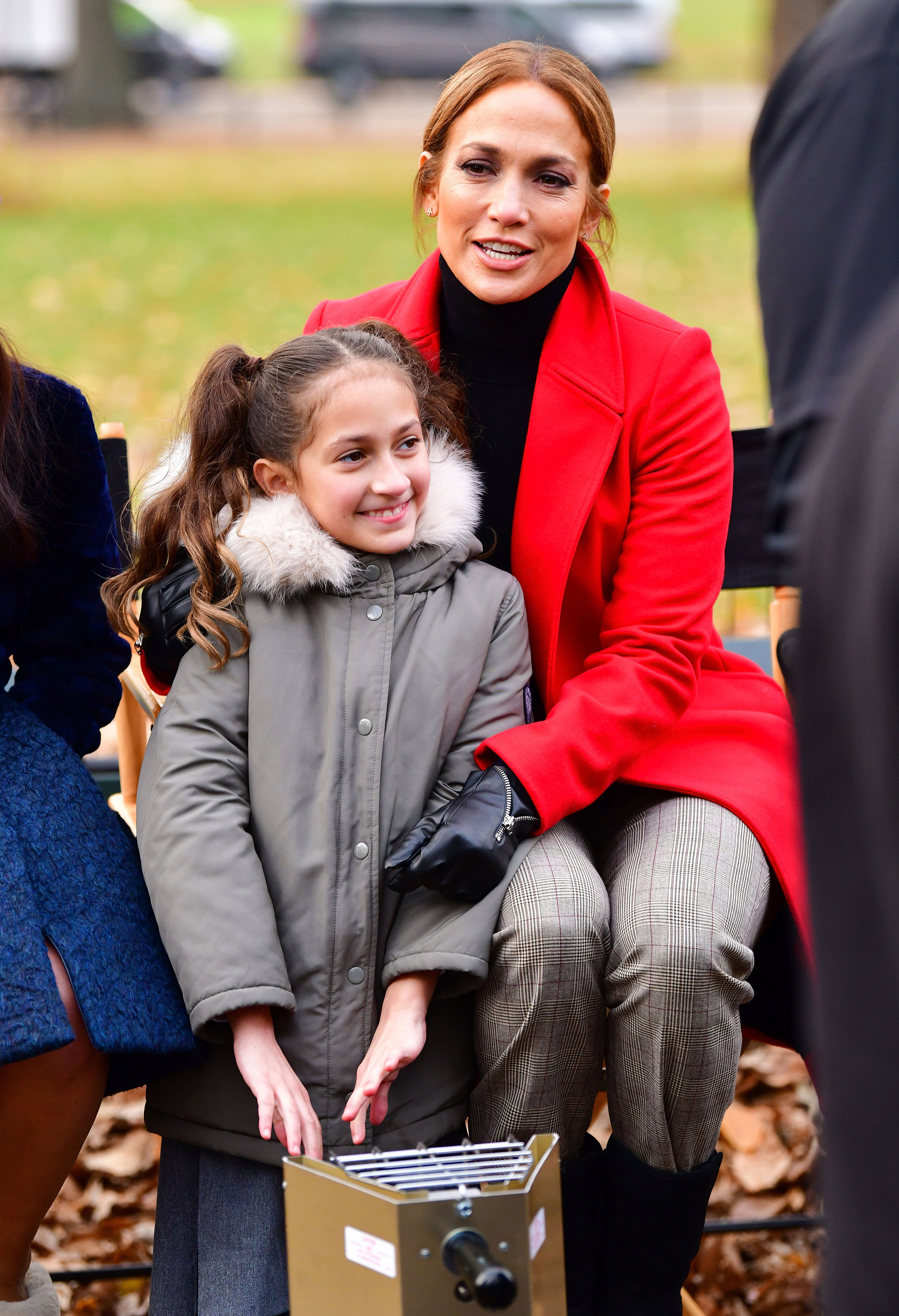 Emme Muñiz y Jennifer Lopez el 4 de diciembre de 2017 en Nueva York | Foto: Getty Images
