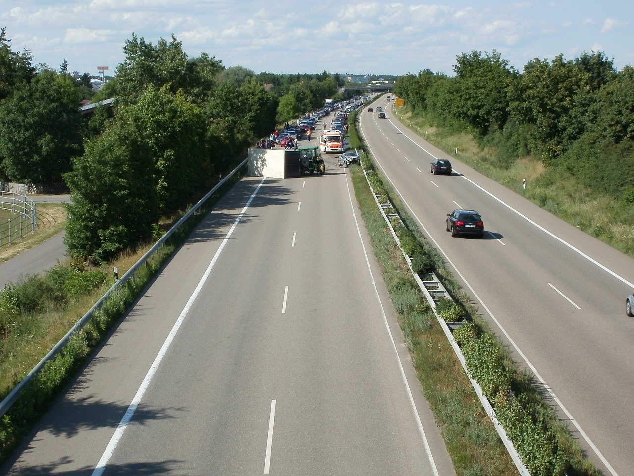 Une collision entre un poids lourd et une voiture sur une autoroute. | Photo : Pixabay