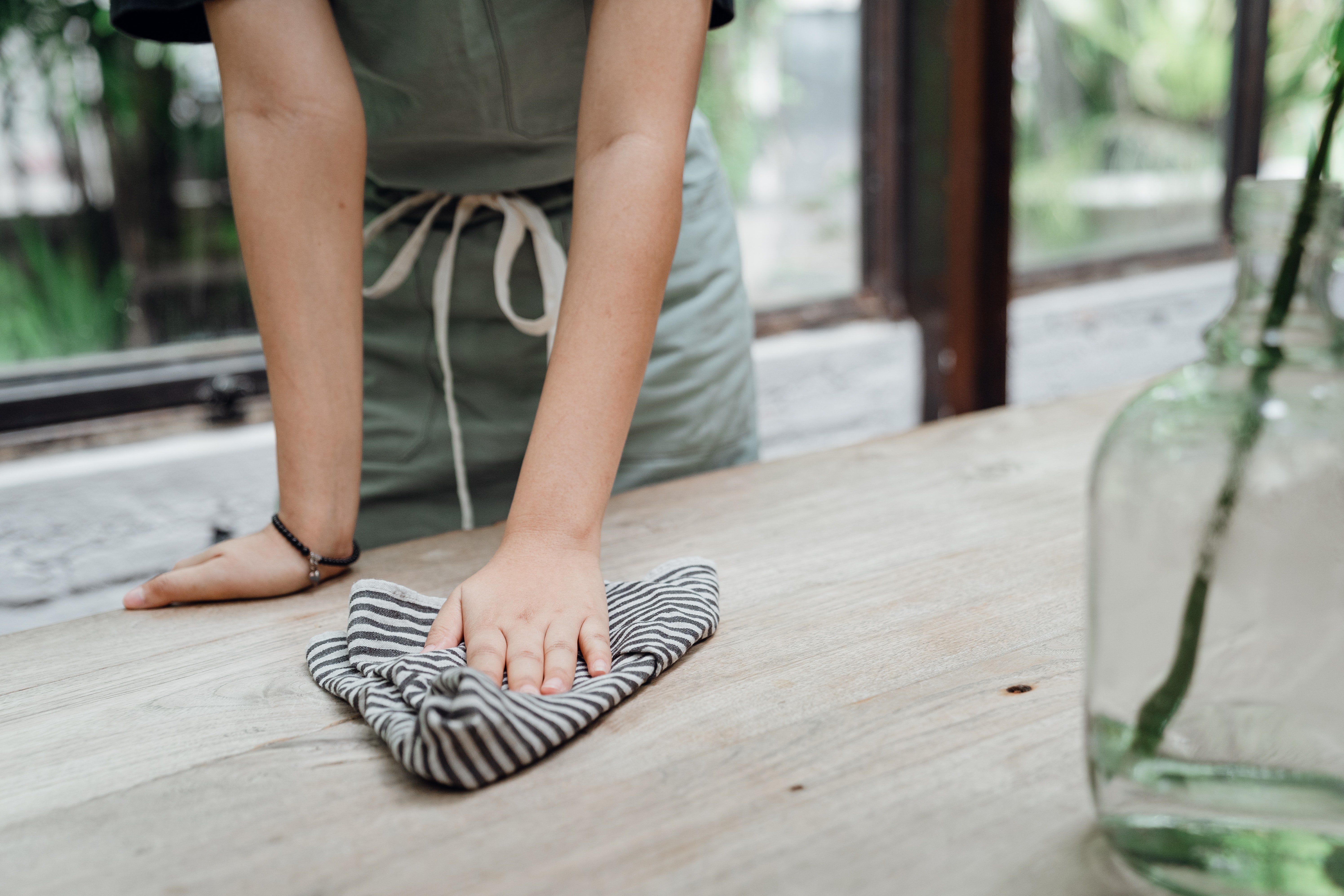 A waitress cleaning at a restaurant. | Photo: Pexels