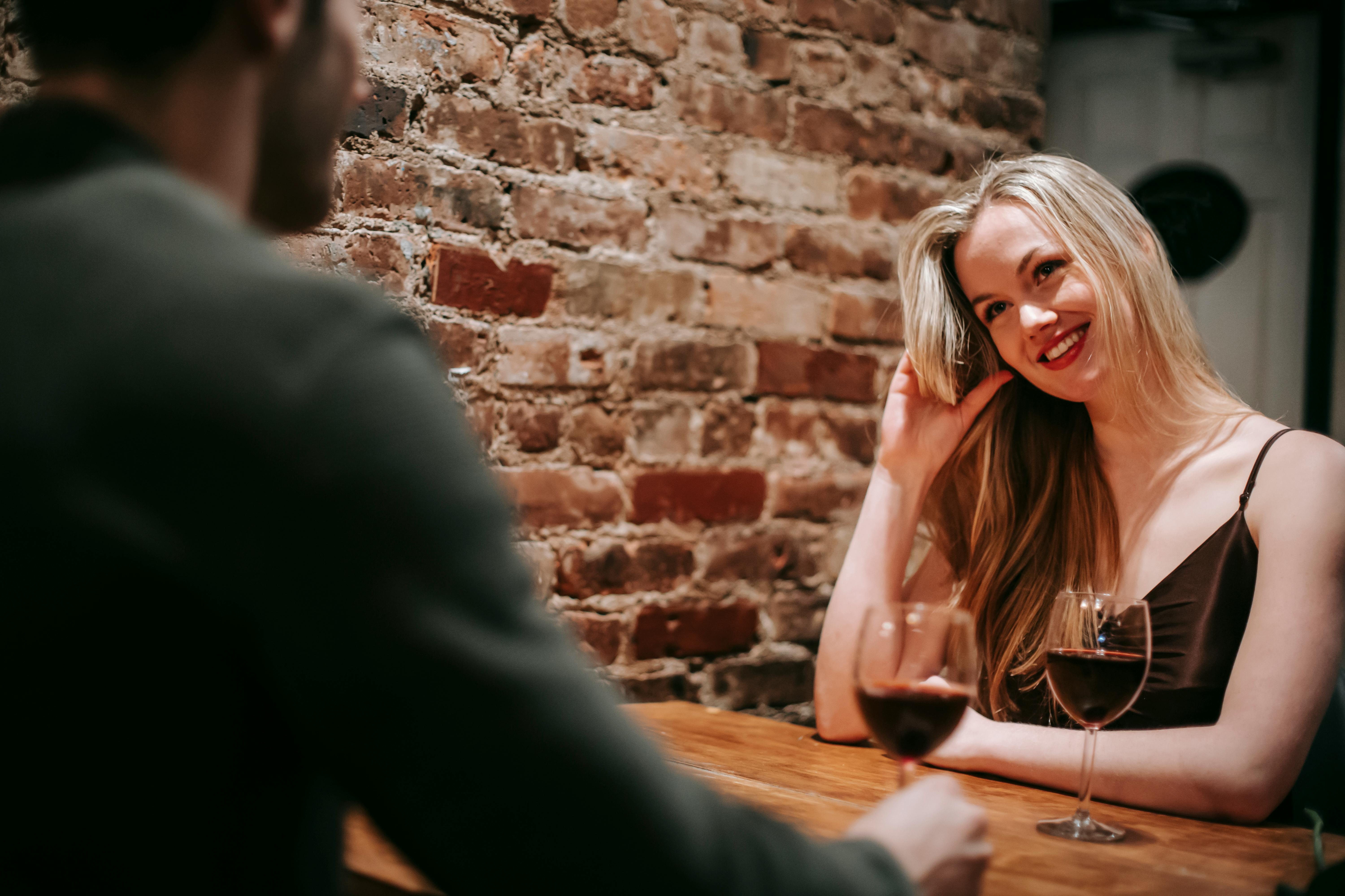 Pareja en un restaurante disfrutando de una cita romántica | Fuente: Pexels