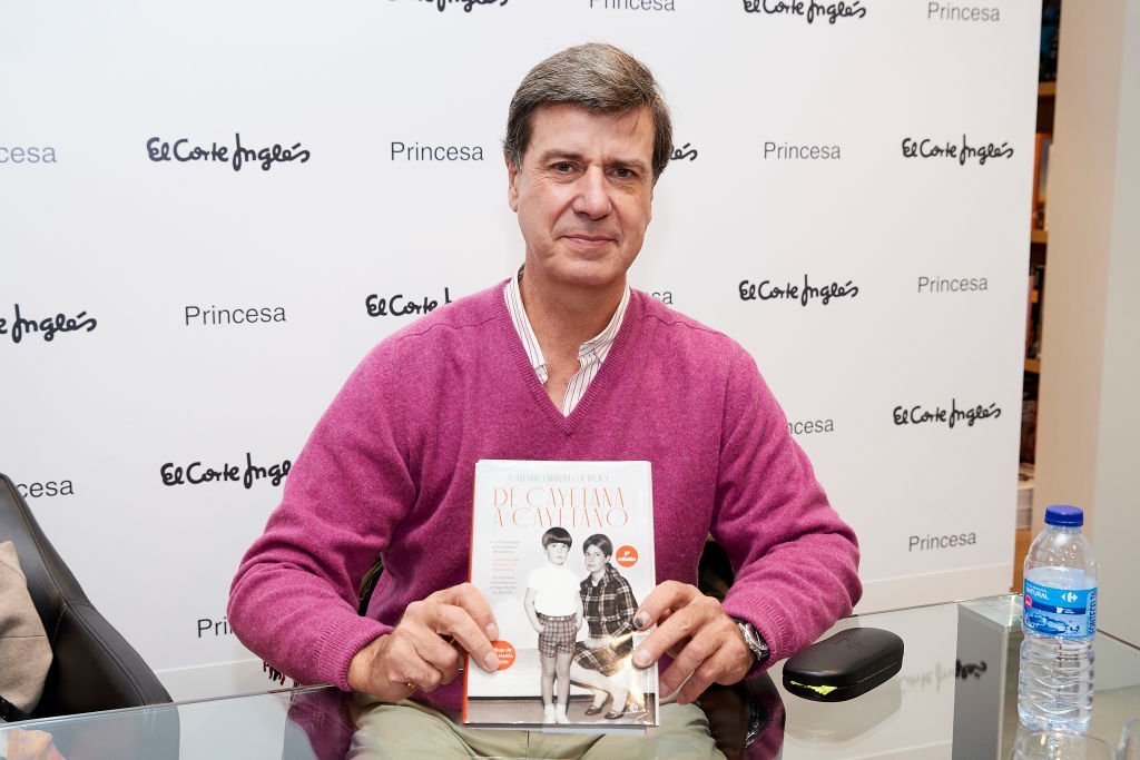Cayetano Martínez de Irujo firma copias de su libro 'De Cayetana a Cayetano' en la tienda El Corte Inglés el 17 de diciembre de 2019 en Madrid, España. | Foto: Getty Images