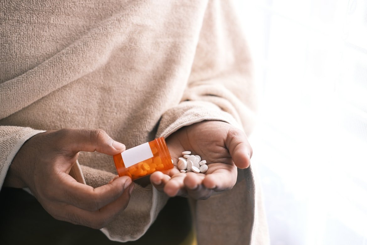Una persona tiene entre sus manos un medicamento en tabletas. | Foto: Unsplash