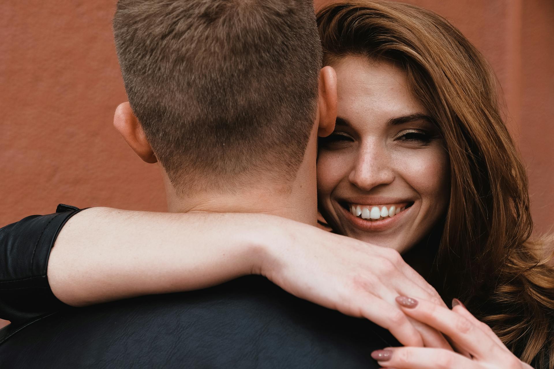 A couple hugging | Source: Pexels