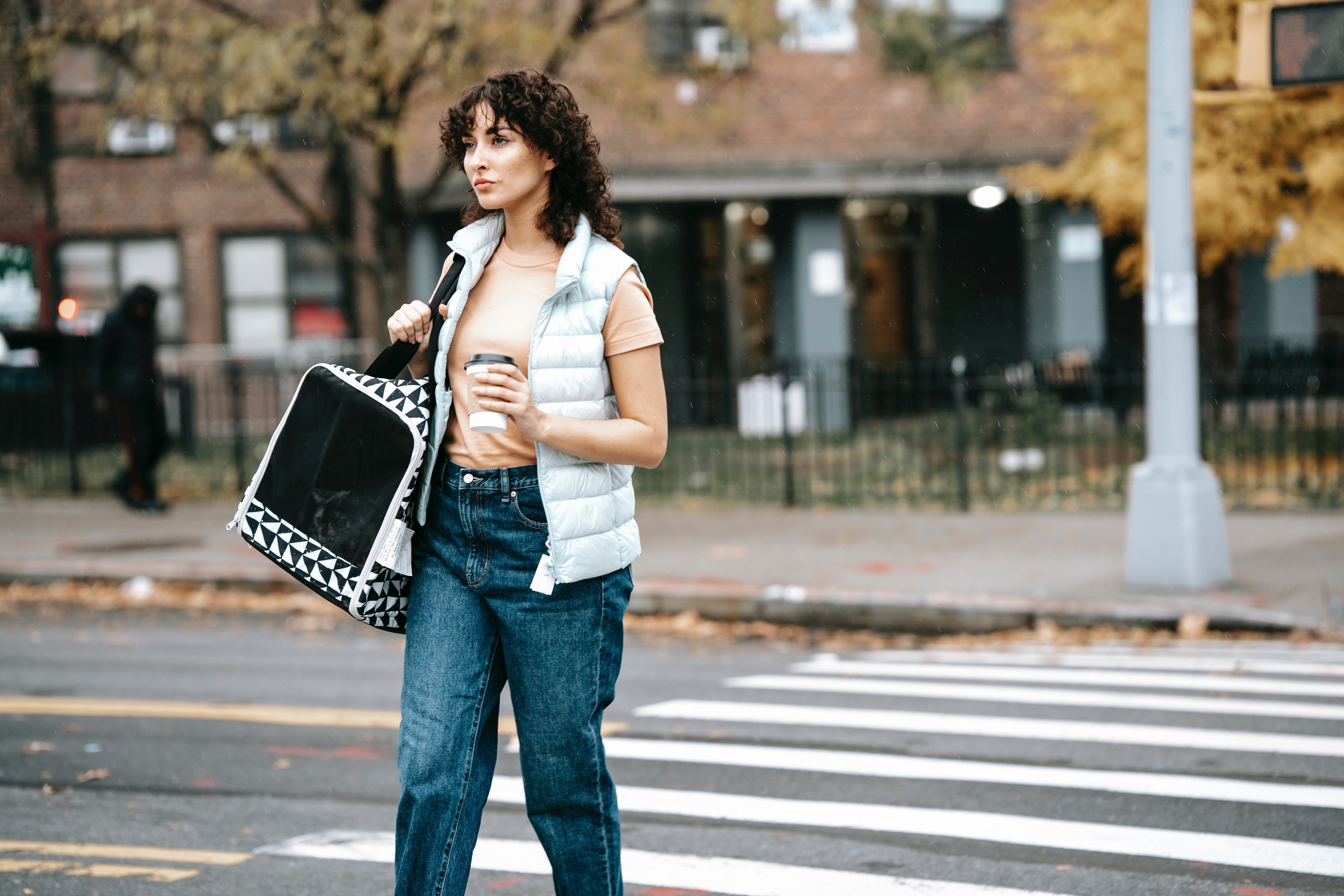Une femme mette un jean bleu. | Photo : Pexels