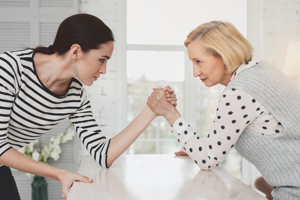 Suegra y nuera mirándose fijamente mientras compiten. | Foto: Shutterstock Suegra y nuera mirándose fijamente mientras compiten. | Foto: Shutterstock