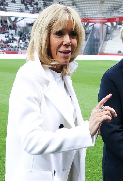 Brigitte Macron lors d'un match de charité au profit de la Fondation des Femmes et du Relais 51 entre anciennes joueuses du Stade de Reims et du Varietes Club de France au Stade Auguste Delaune. | Photo: Getty Images