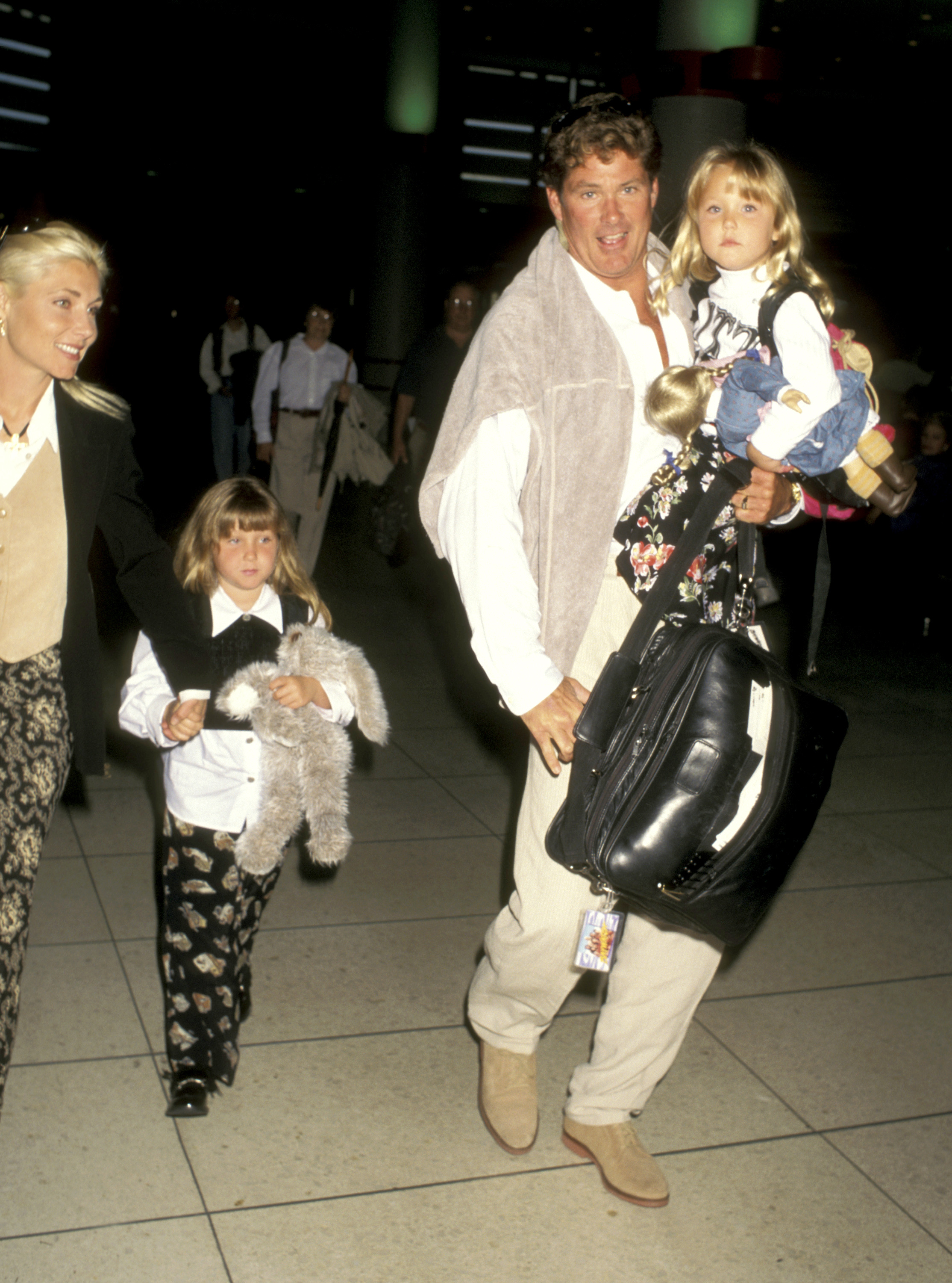 David Hasselhoff, Pamela Bach, and daughters Taylor Hasselhoff and Hayley Hasselhoff are seen at the Los Angeles International Airport on September 26, 1996 | Source: Getty Images