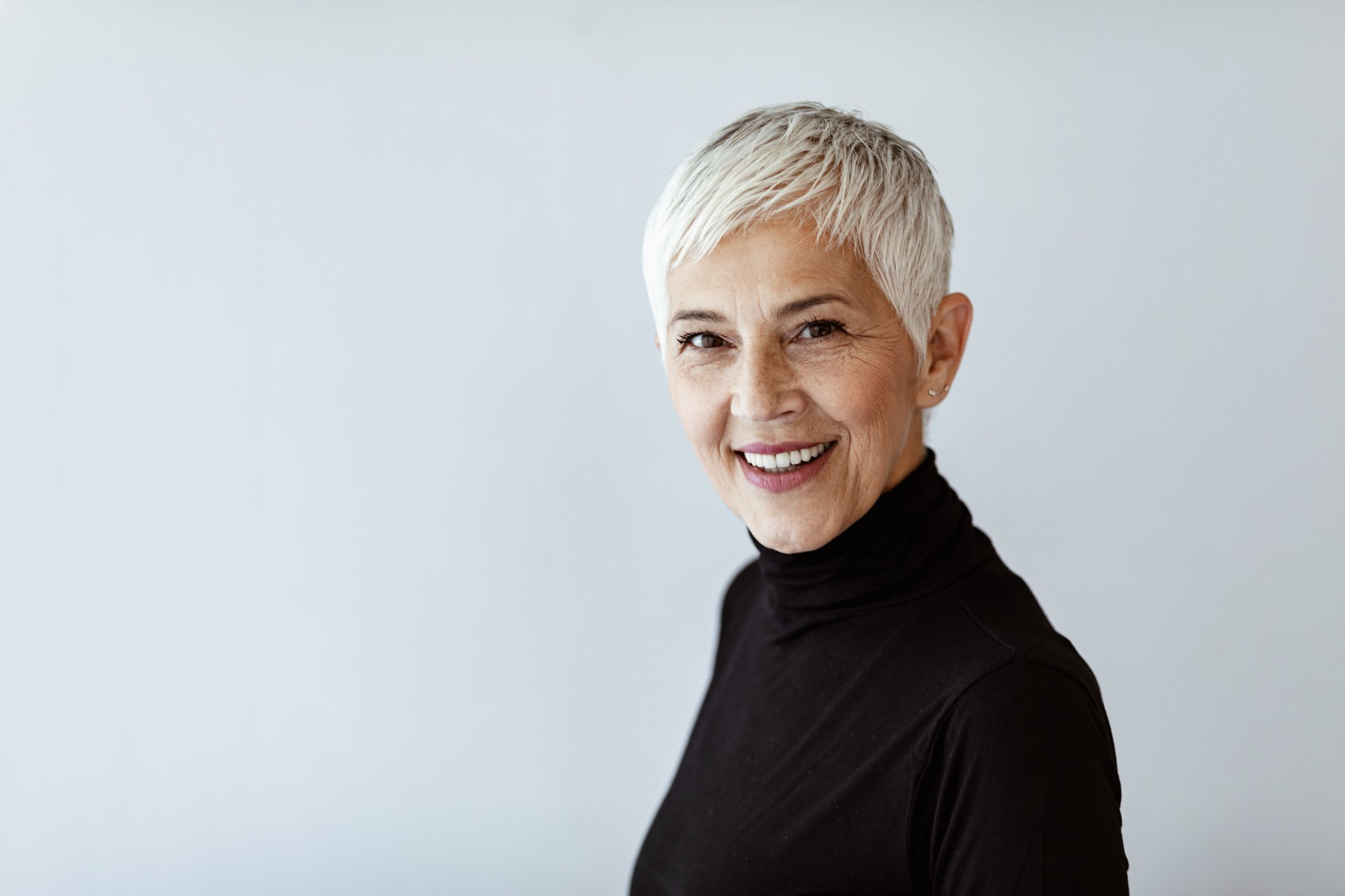 Une femme souriante. | Photo : Getty Images