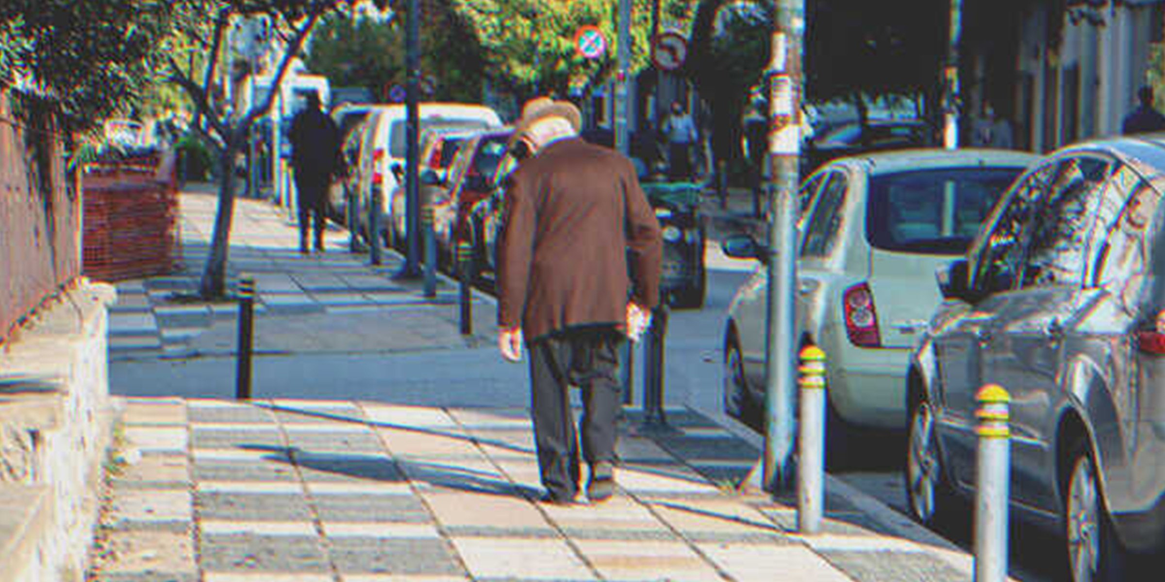 Señor de avanzada edad camina por la calle | Foto: Shutterstock
