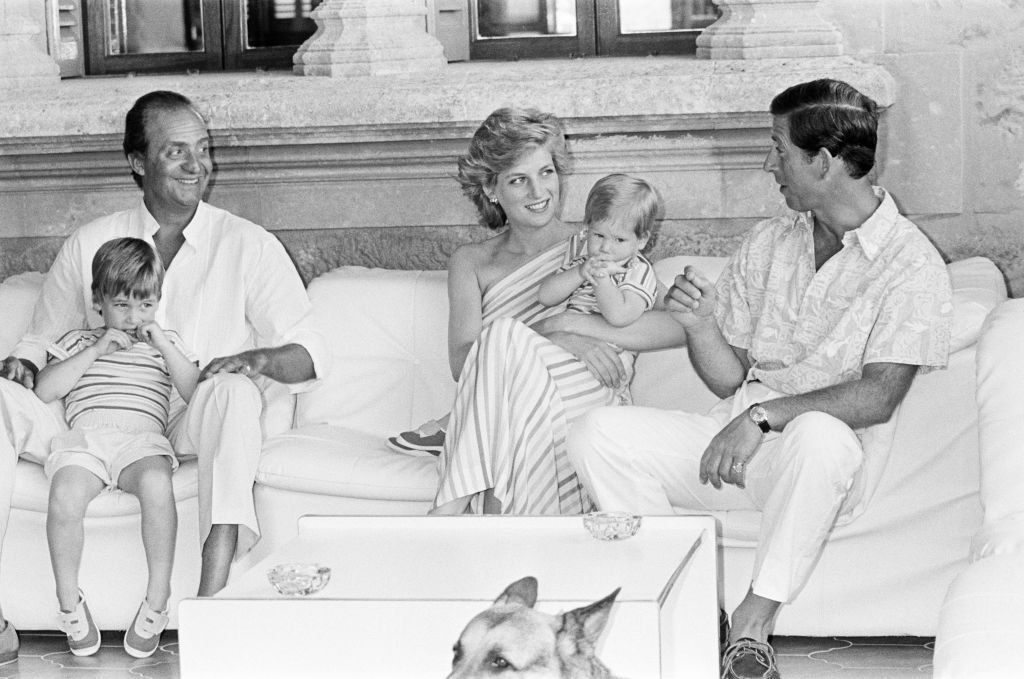 La princesa Diana, el príncipe Charles, el príncipe Harry y el príncipe William junto al rey Juan Carlos I. 1986 en el Palacio de Marivent en Palma de Mallorca. | Foto: Getty Images