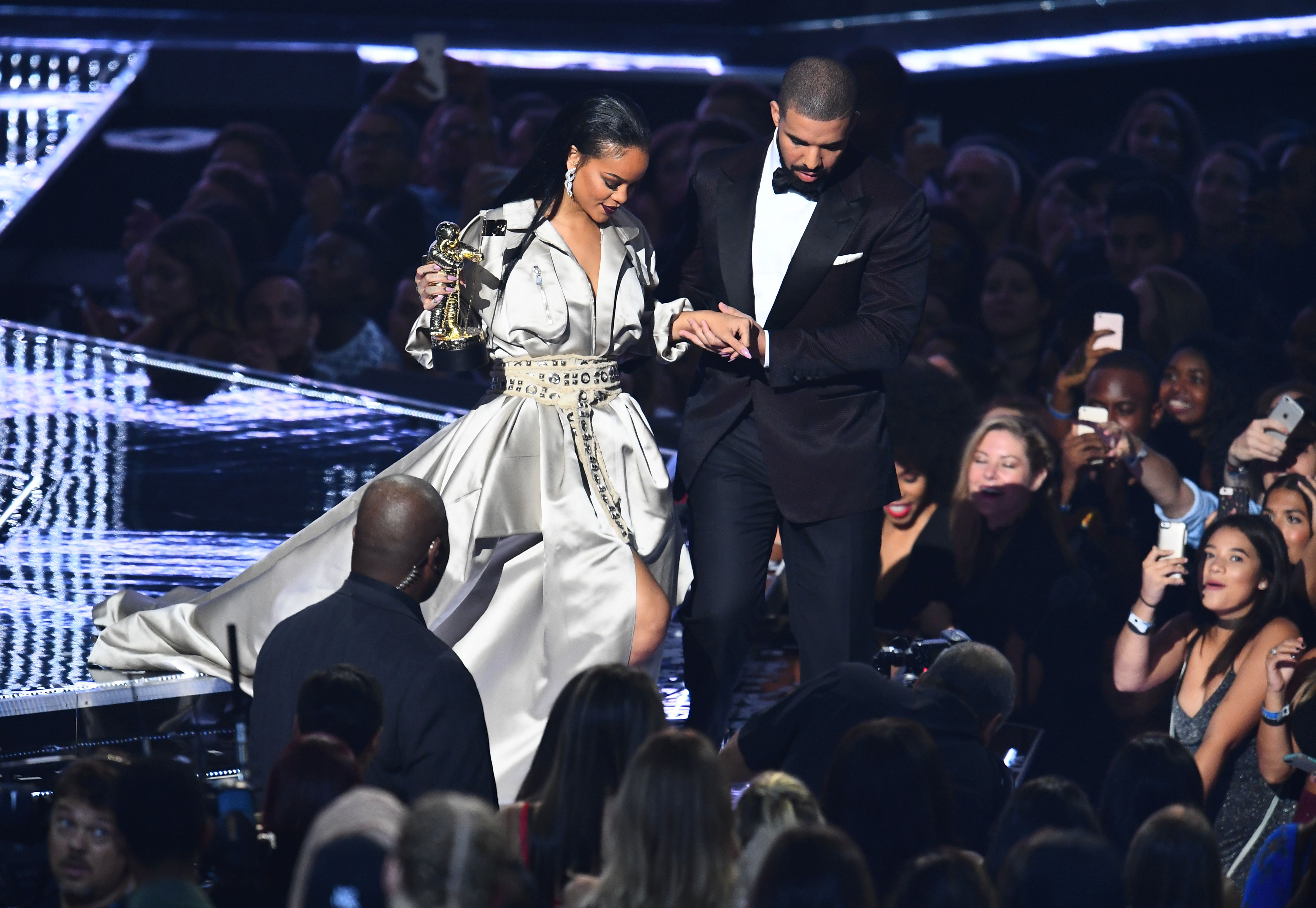 Drake escorts Rihanna after presenting her with the Video Vanguard Award on August 28, 2016 | Source: Getty Images