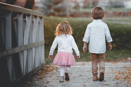 Image de deux enfants de dos. | Photo : Unsplash