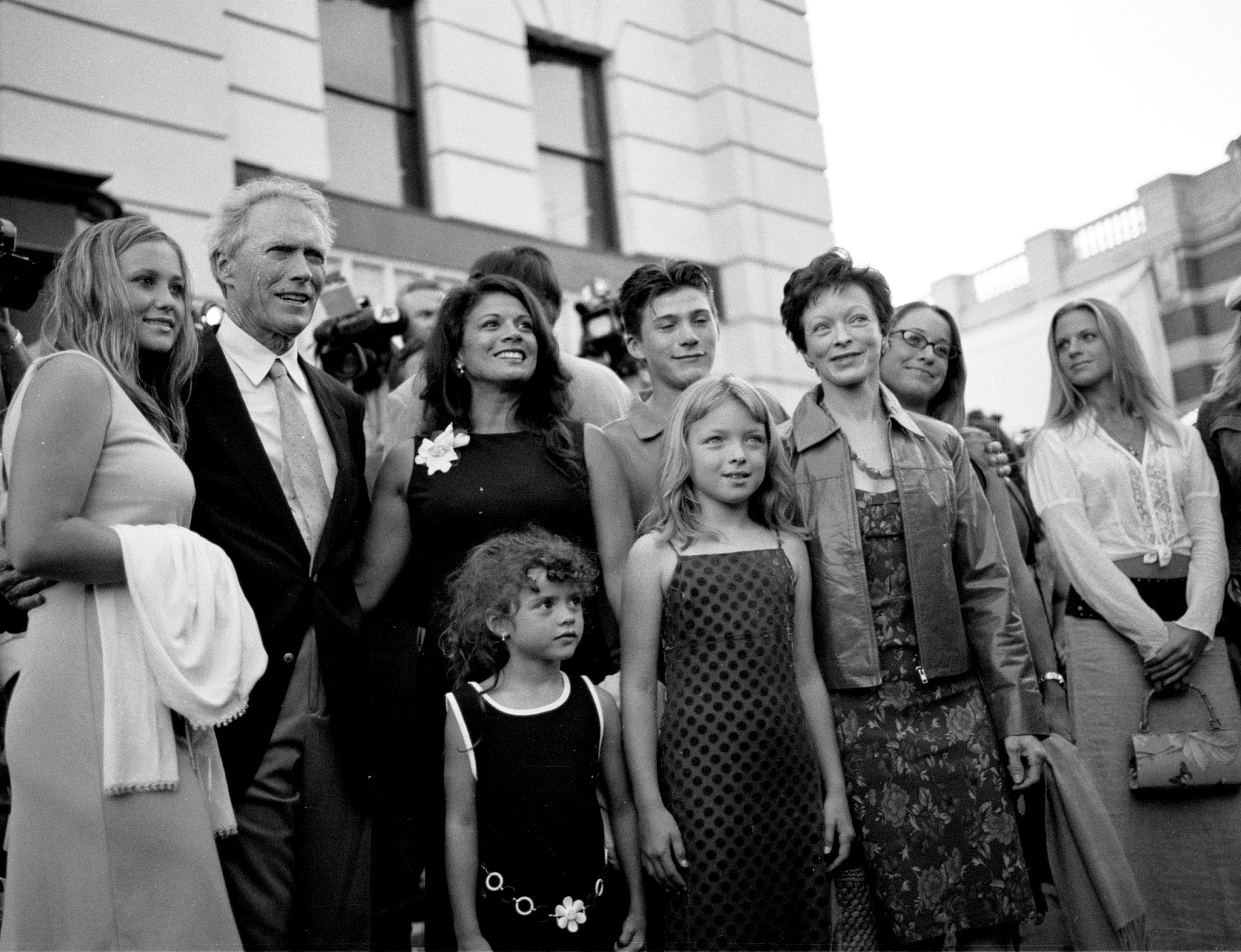 Clint Eastwood, sa femme Dina Ruiz, les enfants de Clint et son ancienne femme Frances Fisher arrivent à la première de "Blood Work", le 6 août 2002 | Source : Getty Images