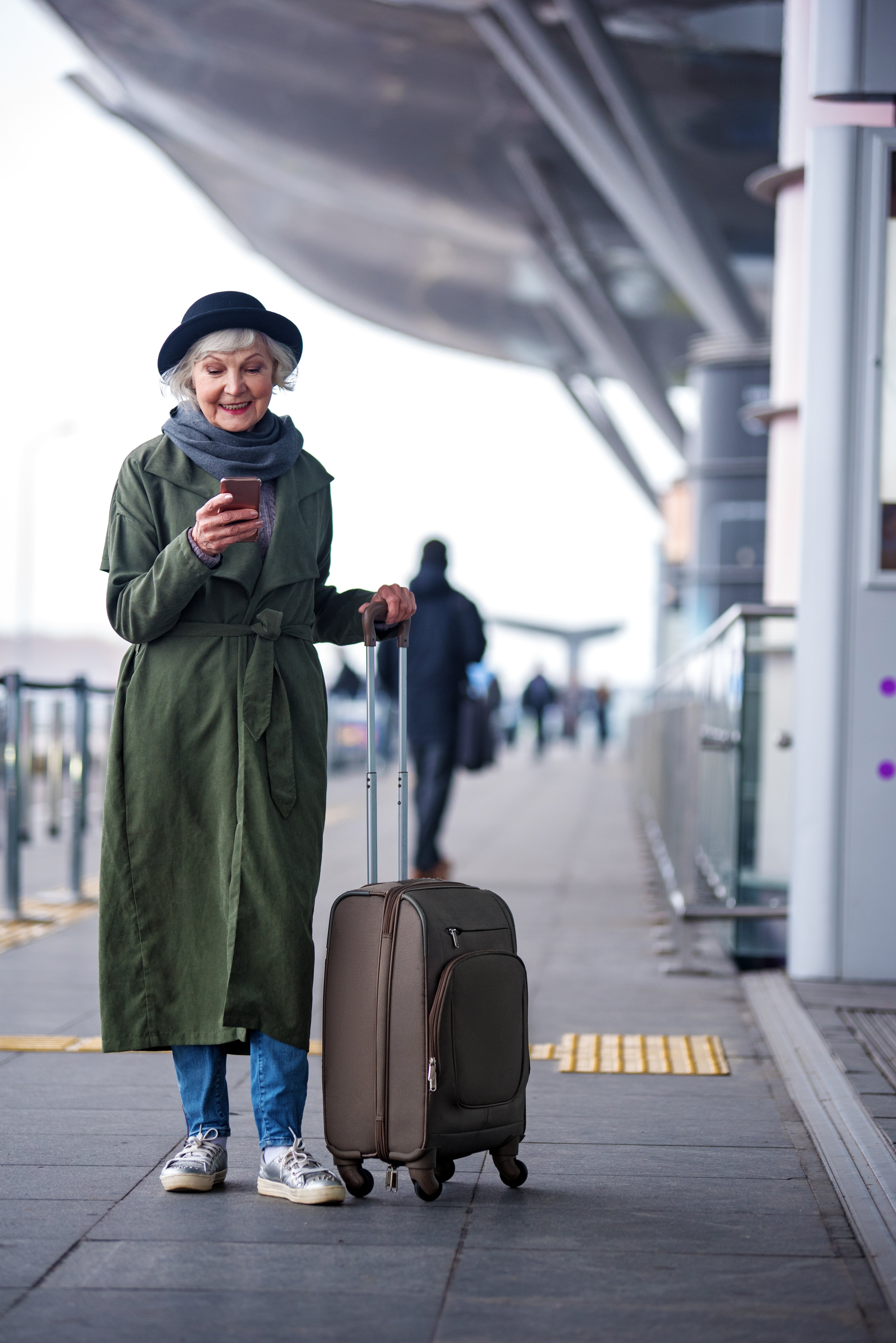 Mujer mayor con un maleta. | Foto: Shutterstock