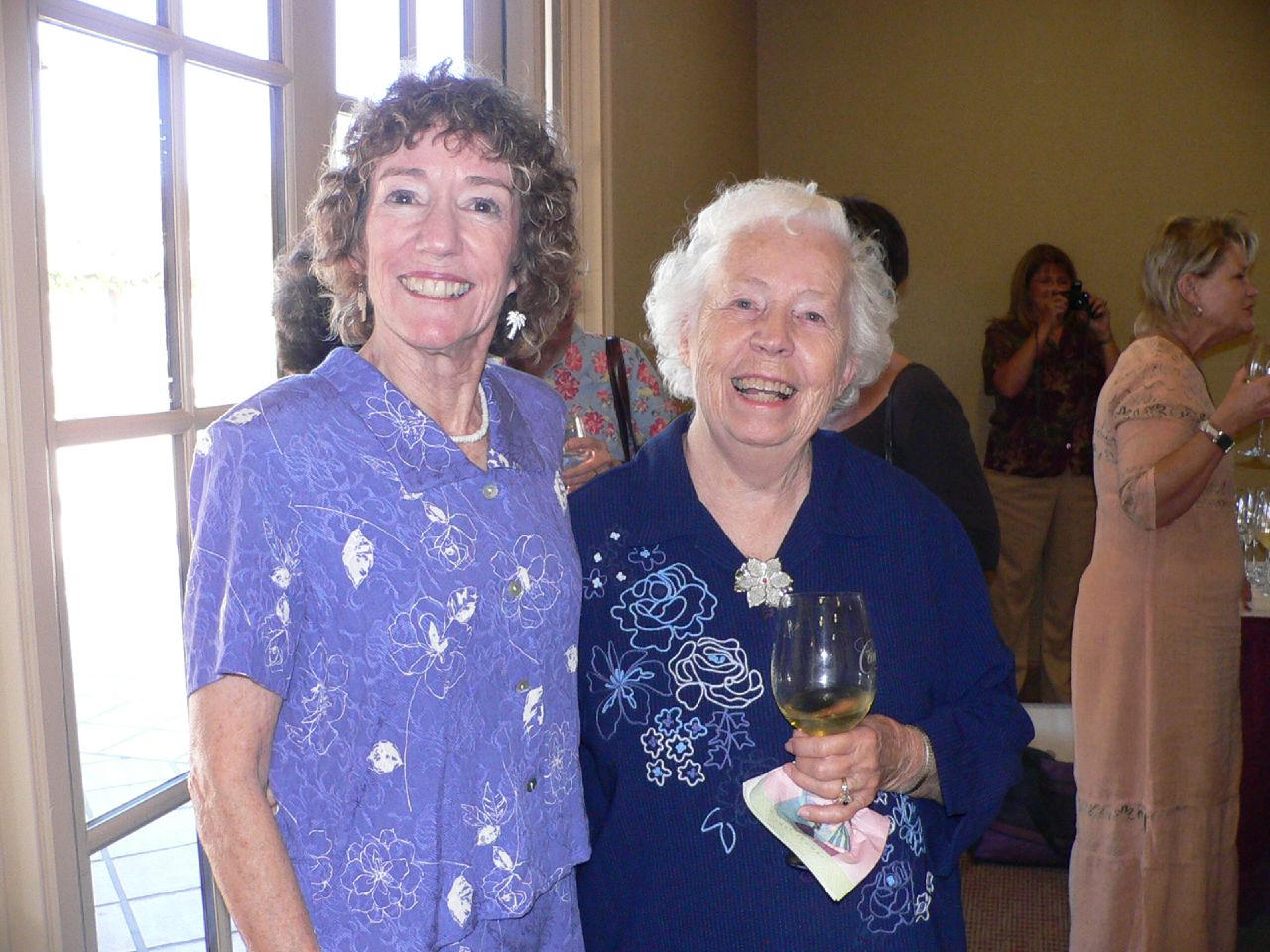 A woman posing with her mother-in-law | Source: Flickr