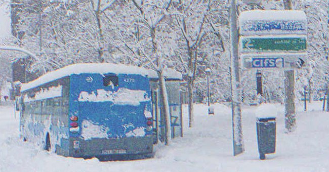 Un día nevado, un autobús se detiene en la parada. | Foto: Shutterstock