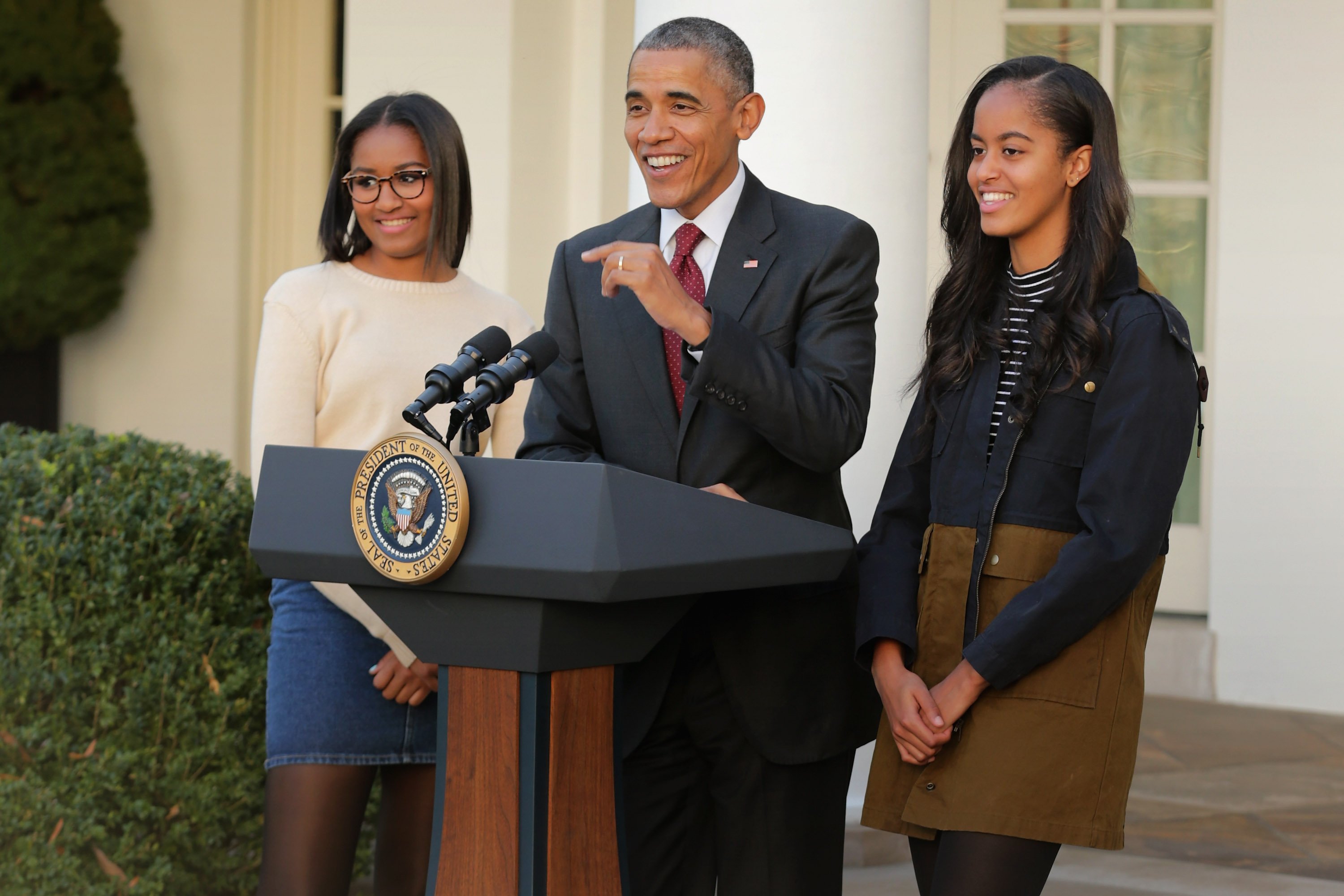 Former president Barack Obama delivers remarks with his daughters Sasha and Malia during the annual turkey pardoning ceremony in the Rose Garden at the White House November 25, 2015. | Photo: GettyImages