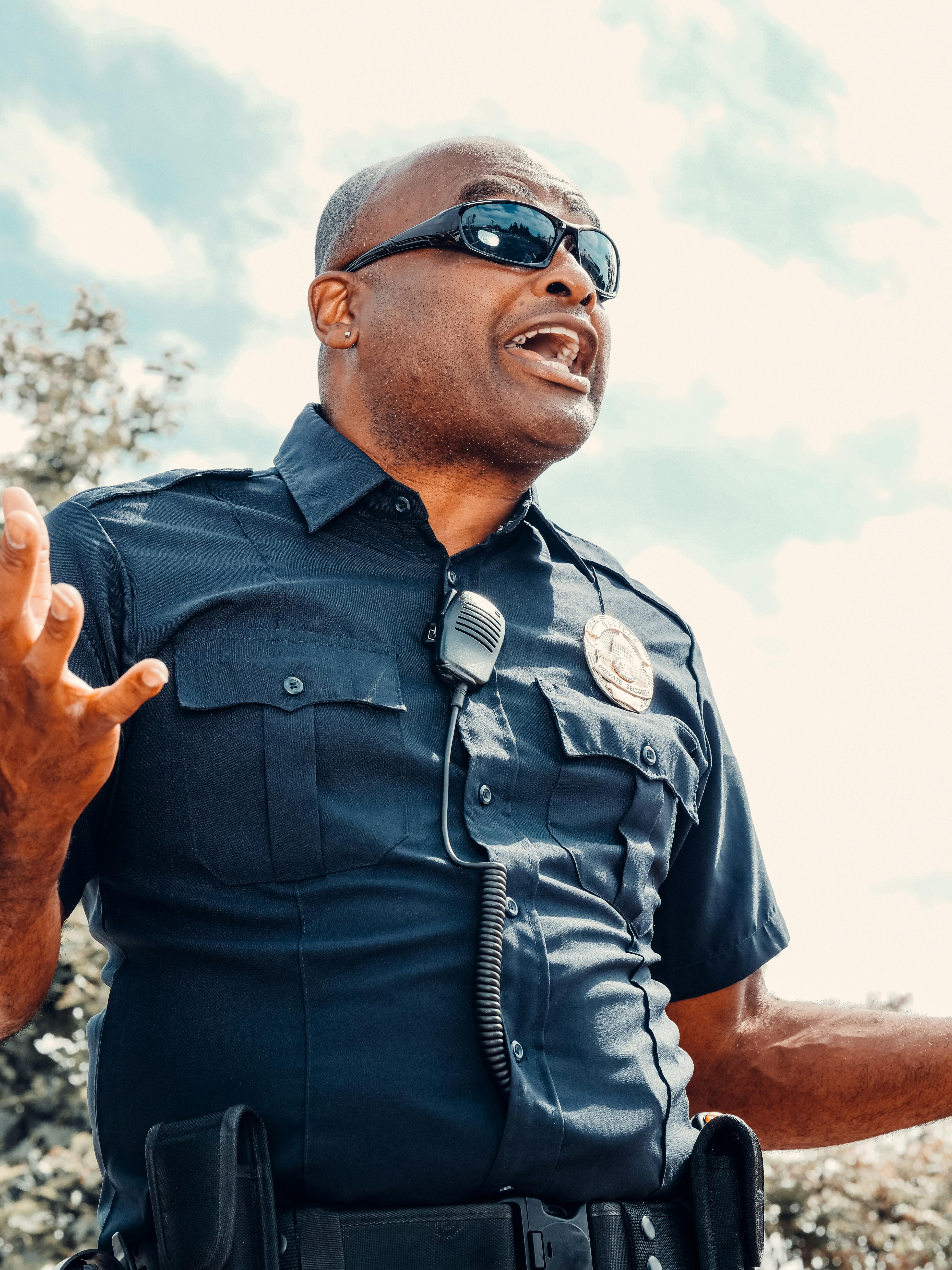 An angry policeman shouting | Source: Pexels