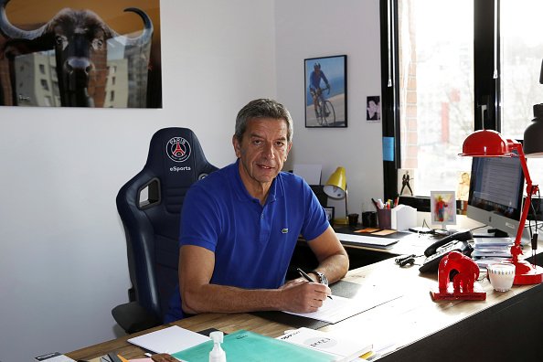 Michel Cymes est photographié pour Paris Match dans son bureau à Issy Les Moulineaux. |Photo : Getty Images