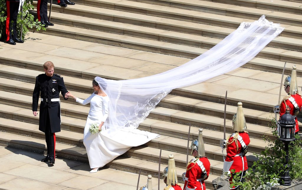 Meghan Markle et le Prince Harry quittent l'église après leur mariage | Getty Images